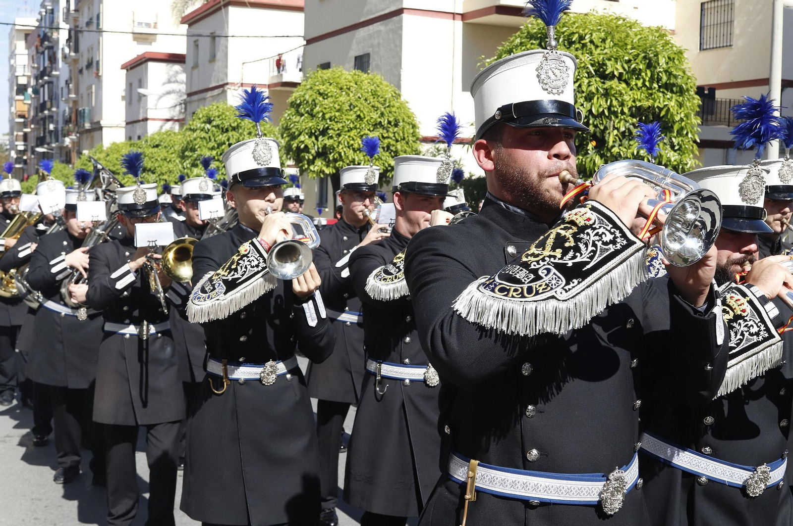 Imágenes del recorrido de la Hermandad de la Redención por las calles de Huelva