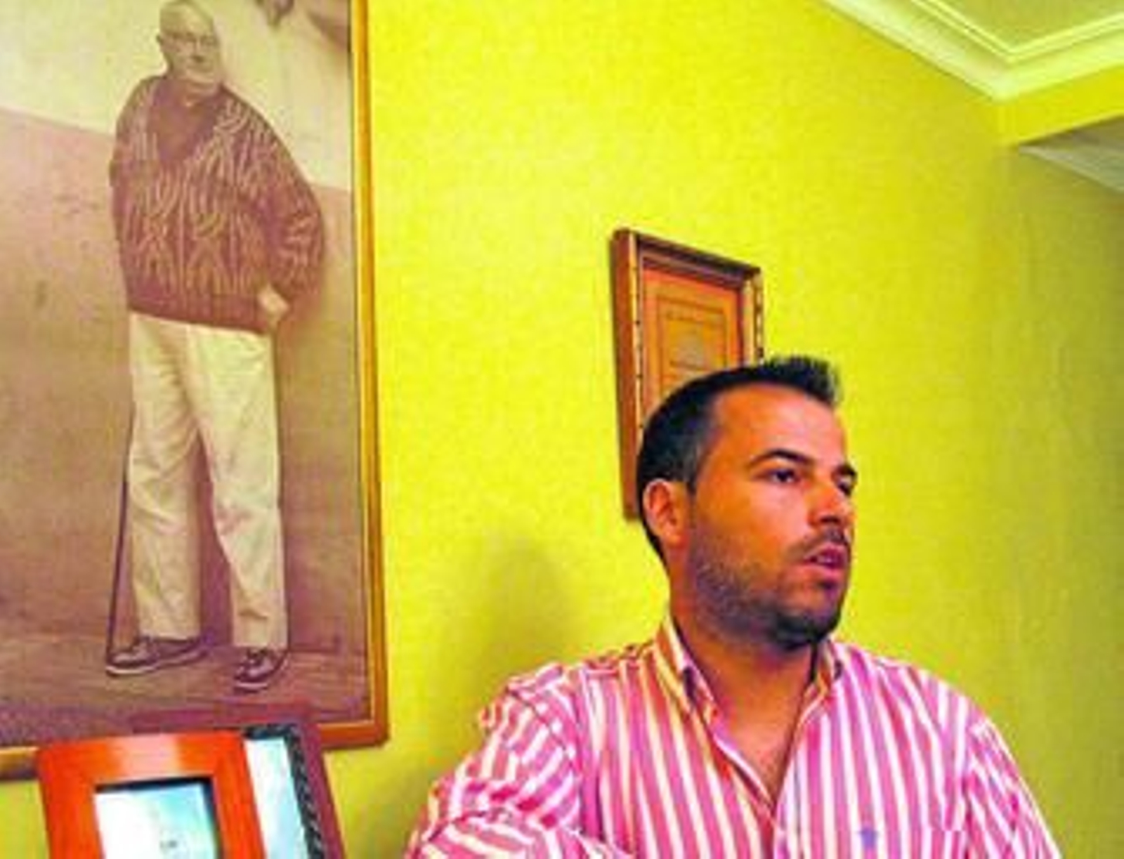 José Antonio Palacios, en la casa de su tío-abuelo junto a una foto del cartel de uno de sus discos.
