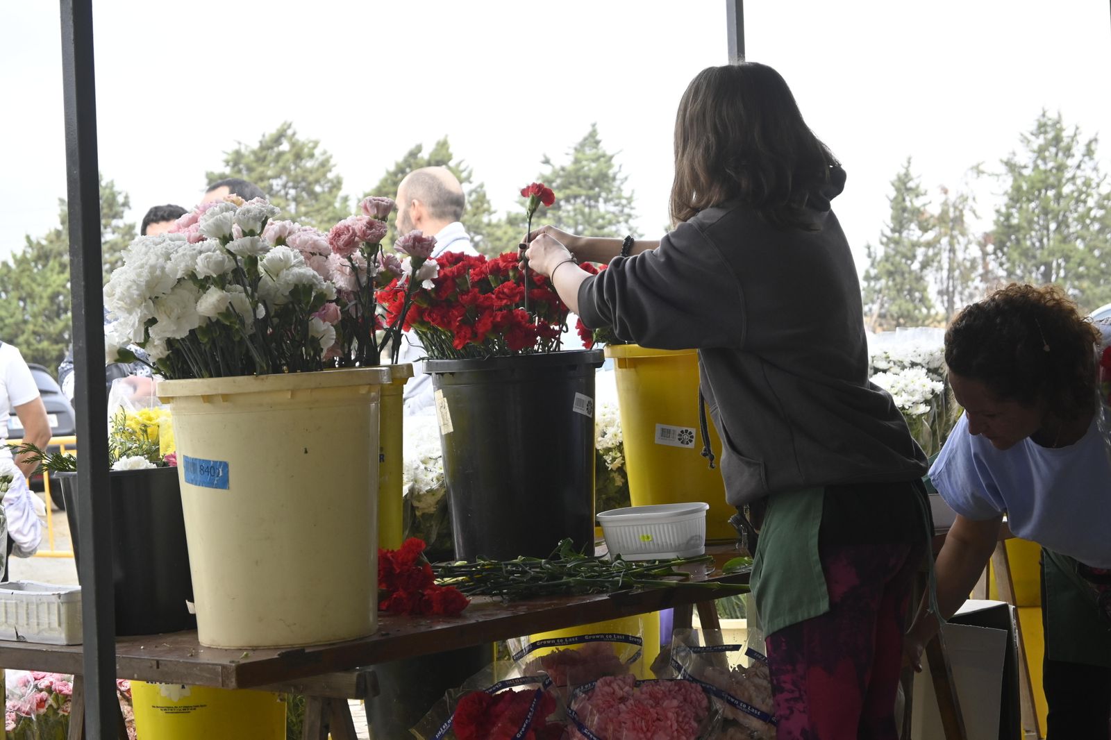 Ambiente en el cementerio de Huelva para el día de todos los Santos.