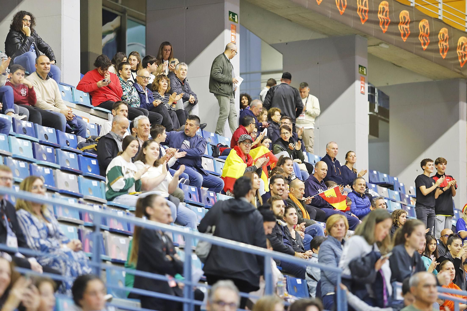 Ambiente en las gradas en el partido de la selección Española femenina de baloncesto contra Islnadia