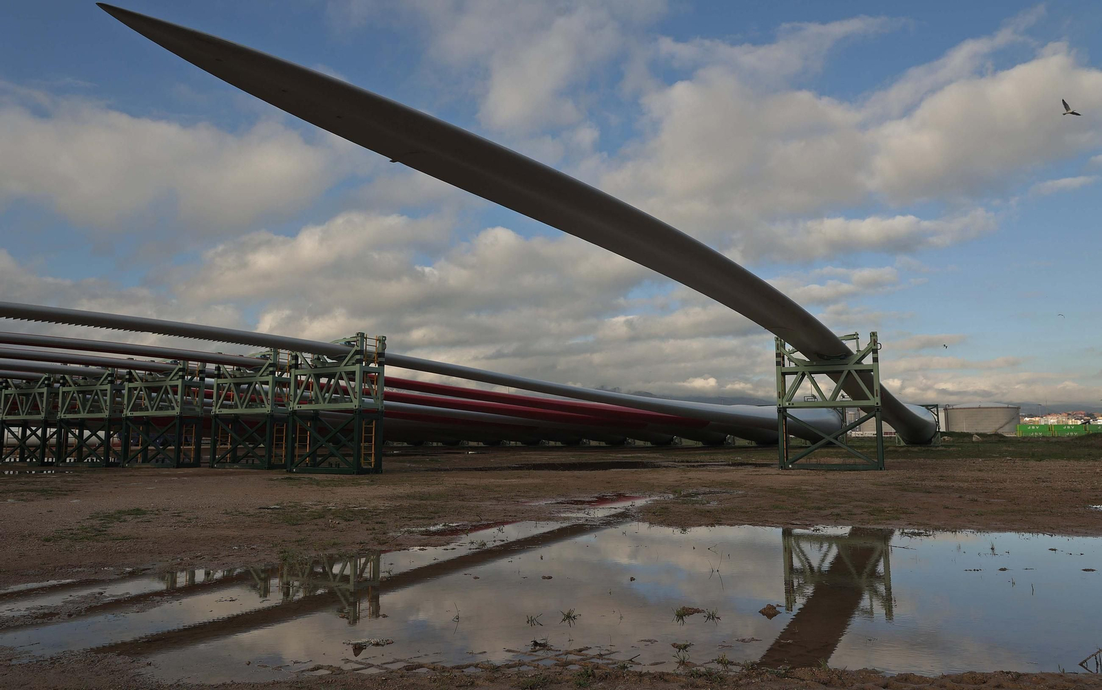 Los aerogeneradores descargados en el muelle de Isla Verde Exterior del Puerto de Algeciras, en imágenes