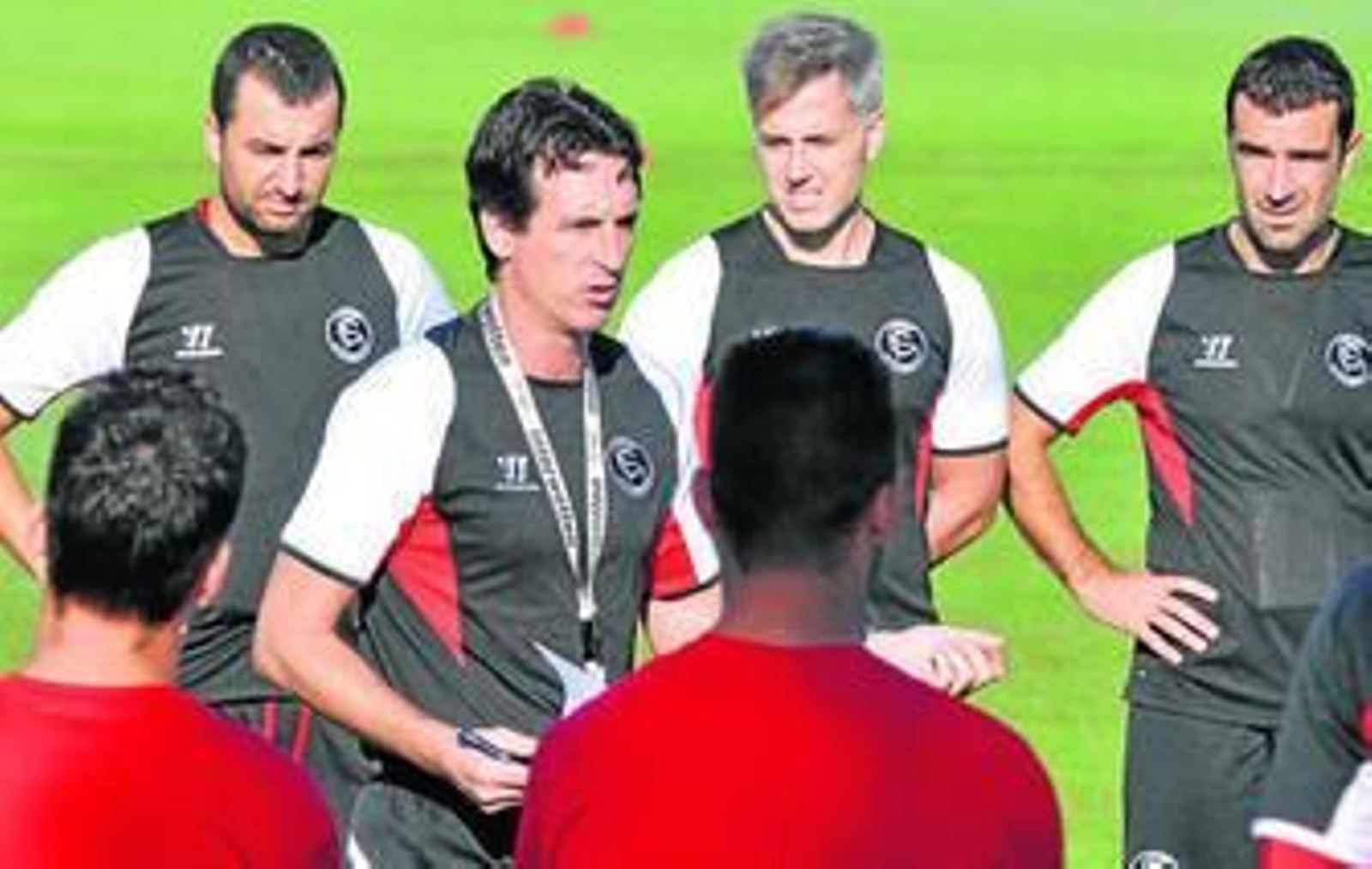 Unai Emery, con Sergio Domínguez a su espalda.