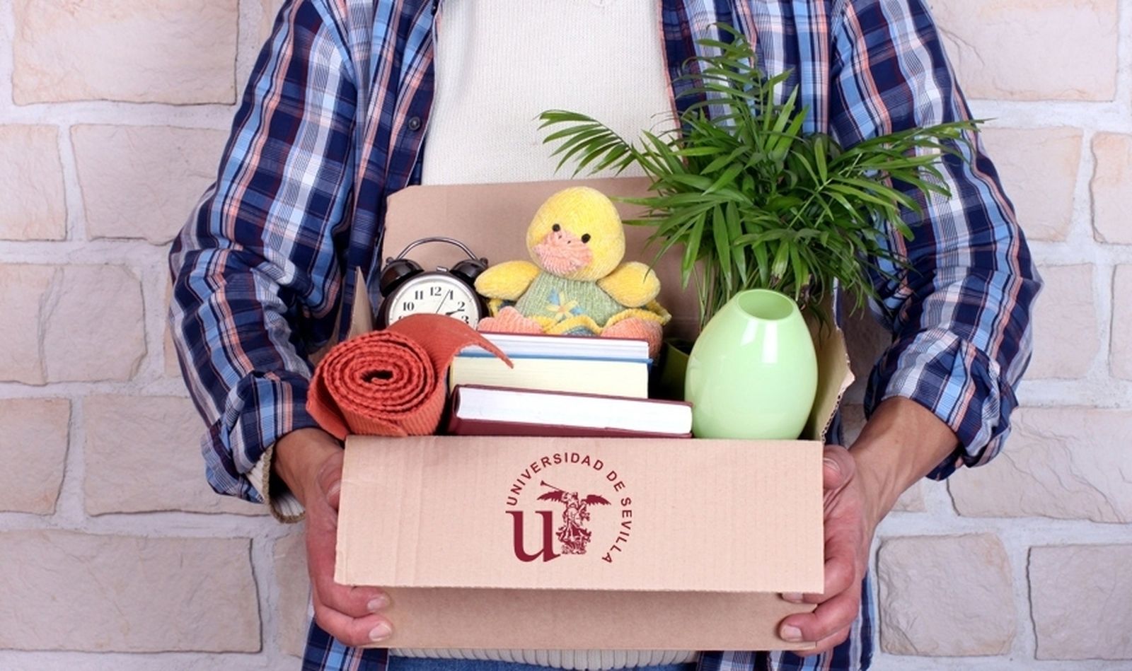 Estudiante de la US con sus pertenencias para compartir alojamiento.