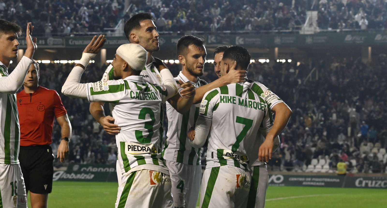 Los jugadores del Córdoba CF celebran el gol de Kike Márquez al Castellón.