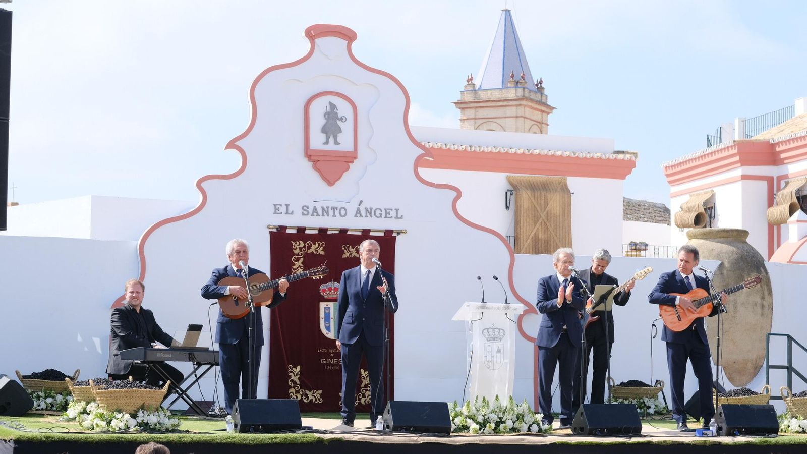 La actuación de los Amigos de Gines.