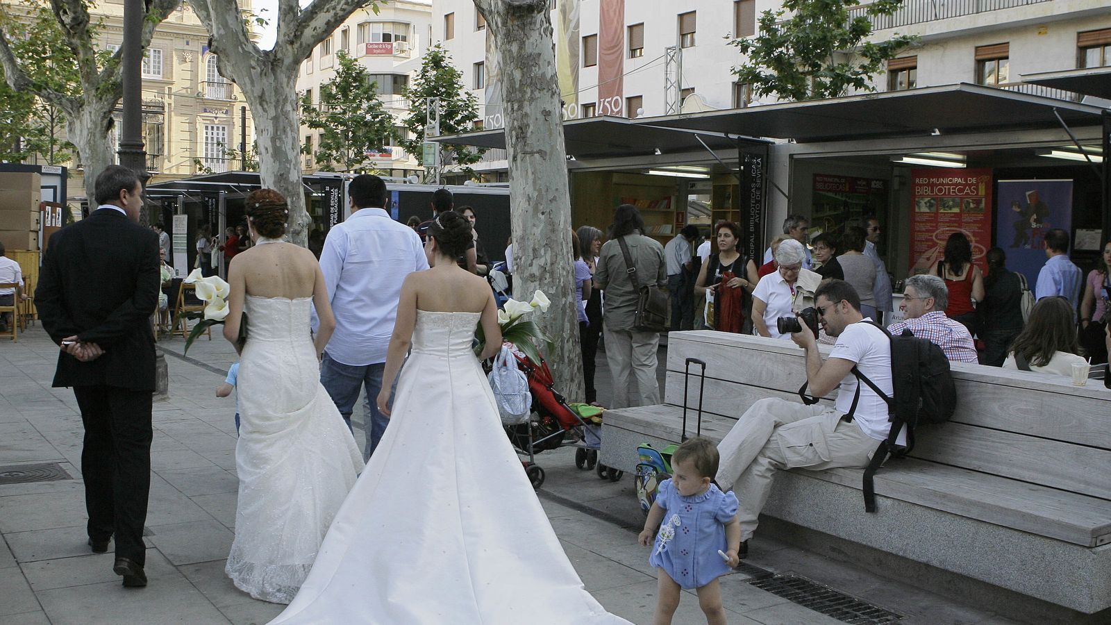 Dos novias se dirigen al Ayuntamiento, en una imagen de archivo.