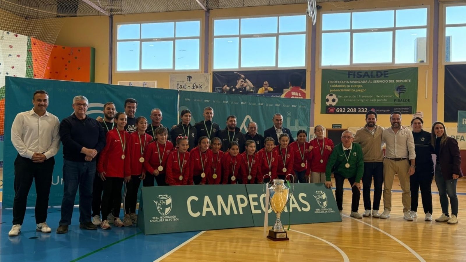Las almerienses reciben el título de campeonas autonómicas tras imponerse en la final a la selección de Jaén.