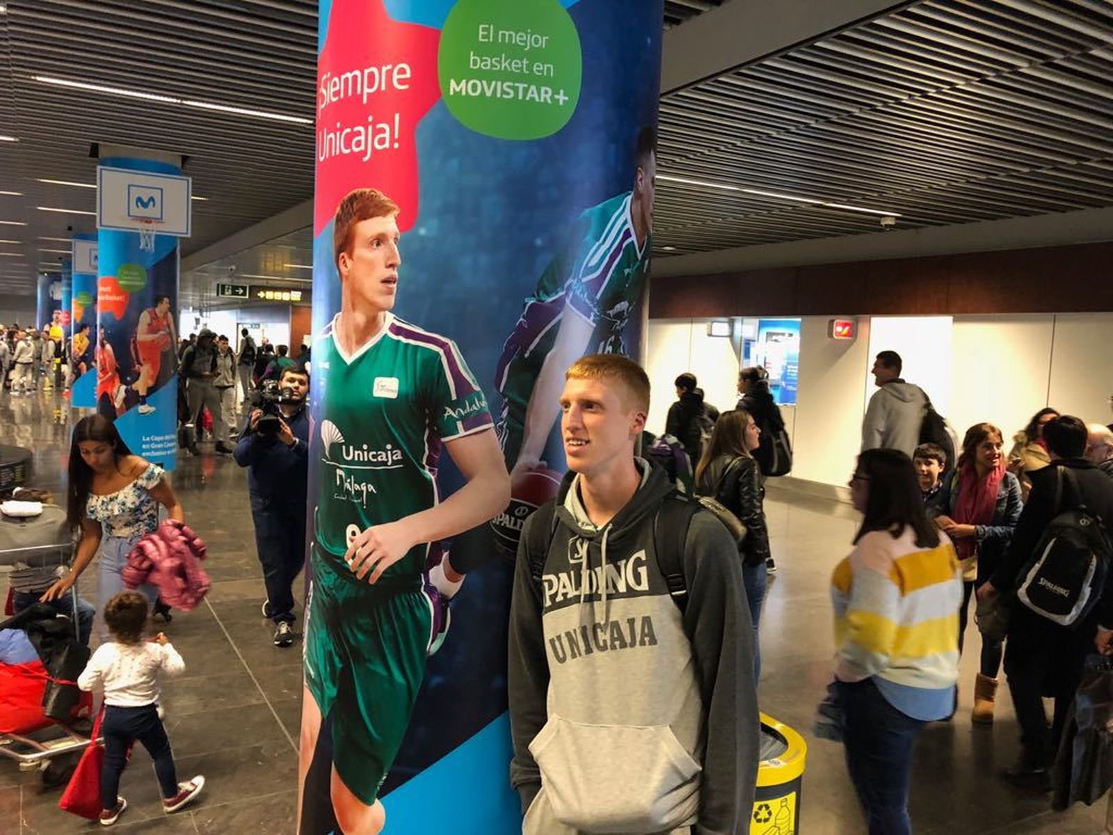 Alberto Díaz posa con su anuncio de la Copa en el aeropuerto