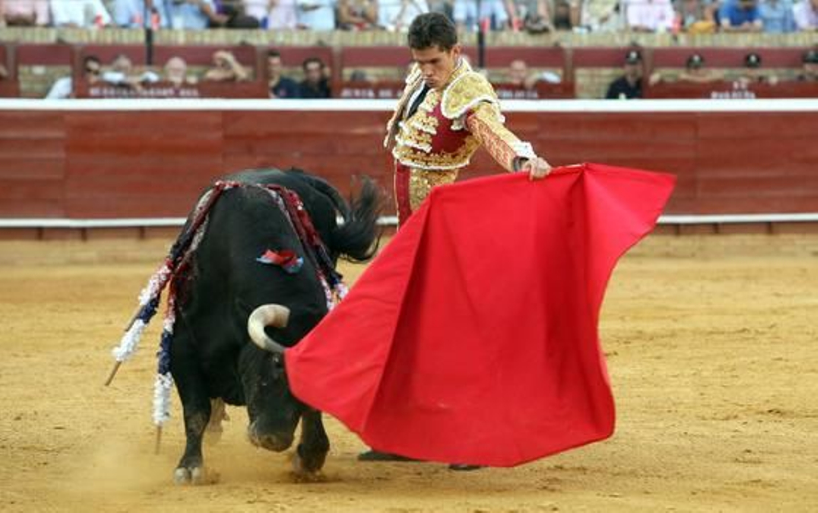 Las imágenes de la primera corrida del abono de las Colombinas

Foto: Espinola