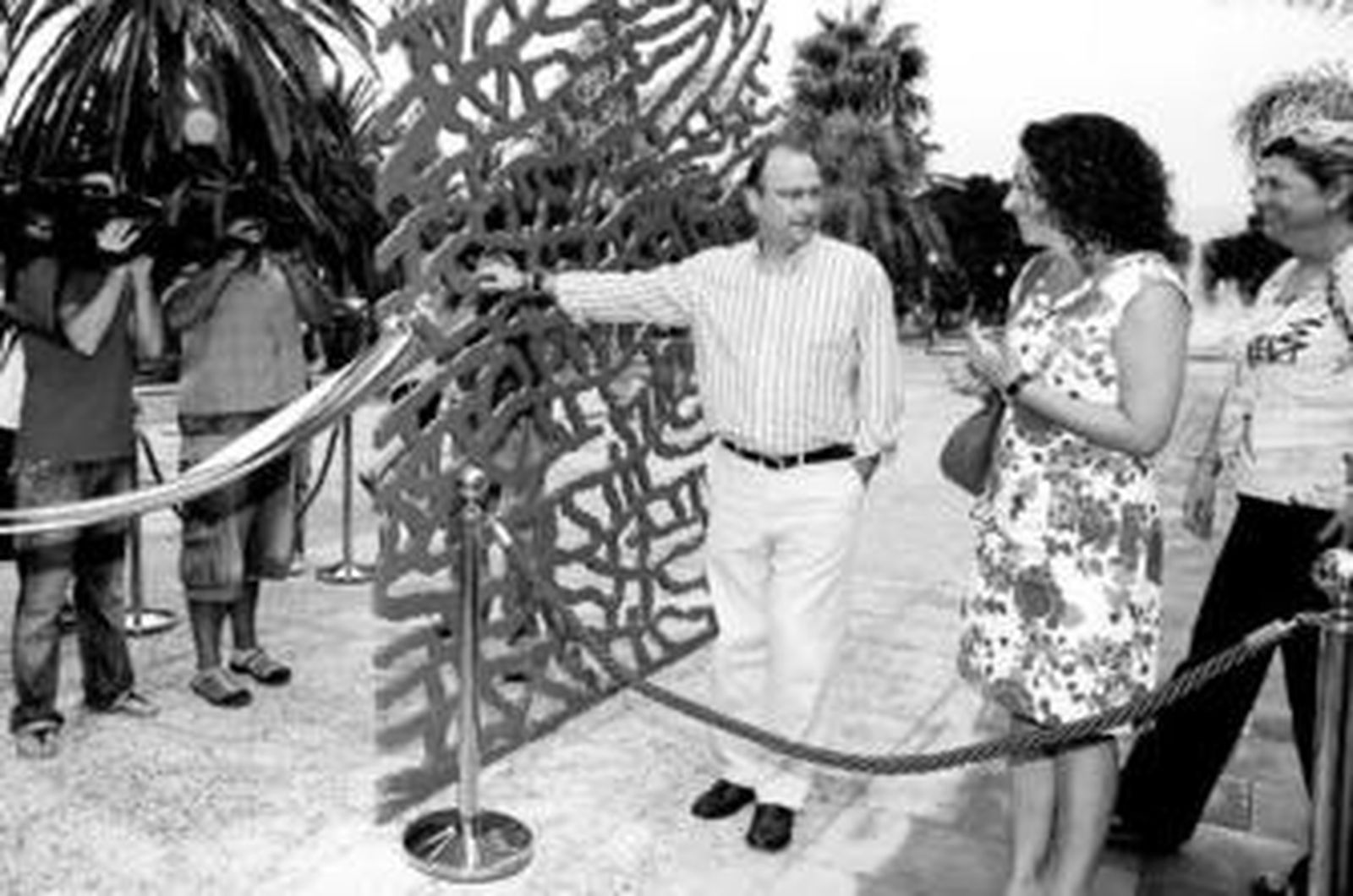 La escultura, situada en el parque Nicolás Slamerón, imita a los corales de la isla de Alborán.