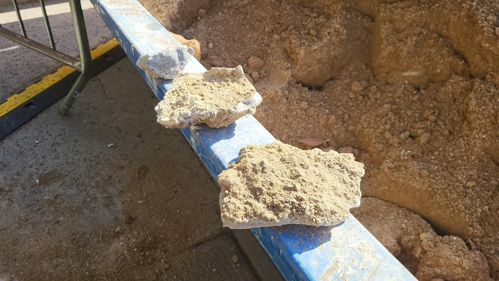 Trozos de hormigón extraídos.