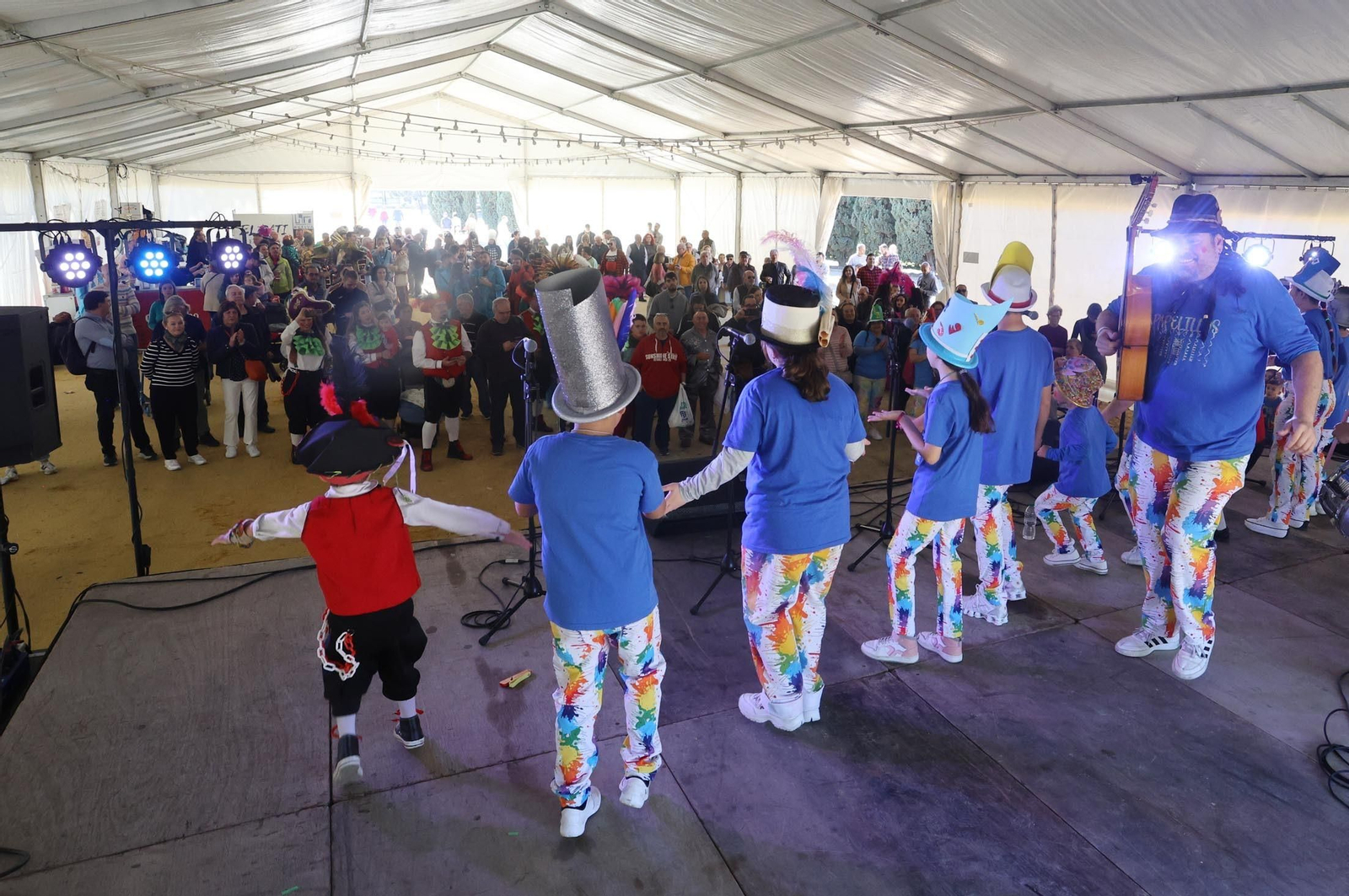 Imágenes del gran ambiente en el carrusel de agrupaciones del Carnaval Colombino 2024