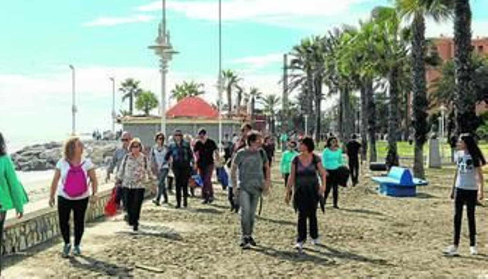 El paseo marítimo de Huelin estaba ayer completamente cubierto de arena y desperdicios.