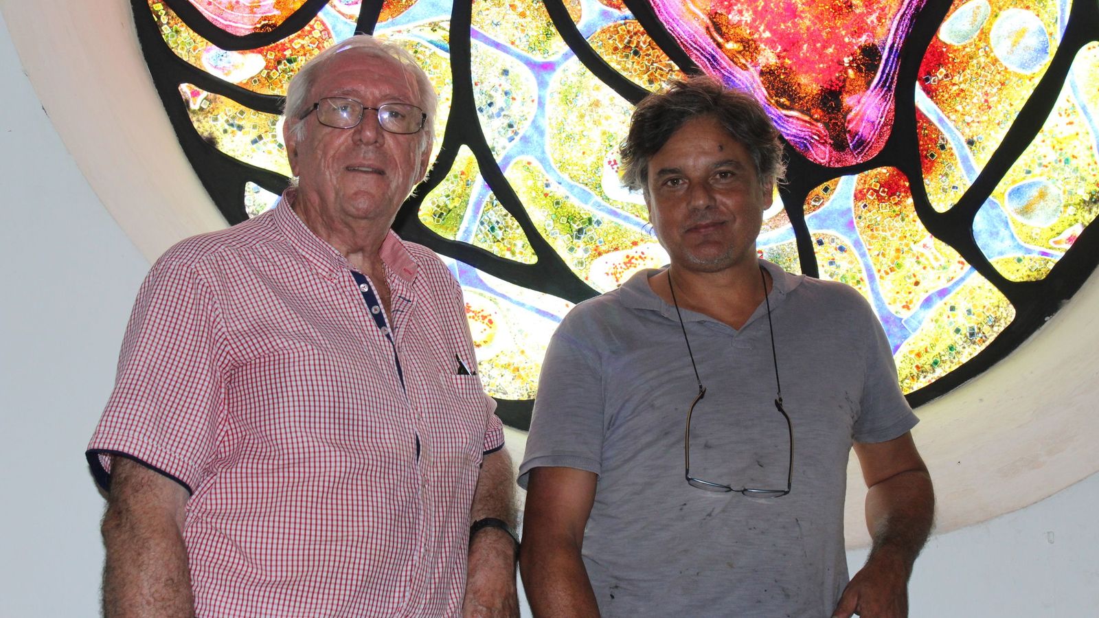 Blas Carrillo y Víctor García Góngora junto a la vidriera del magdala de la gestación.