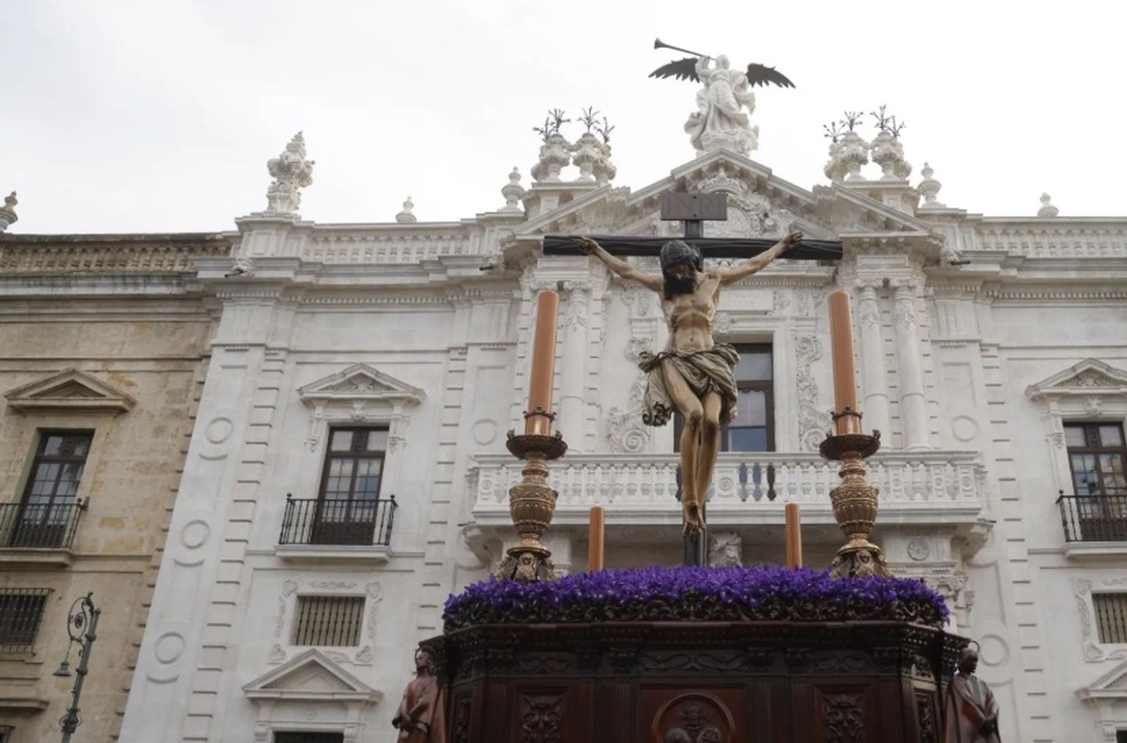 El Cristo de la Buena Muerte sobre su centenario paso procesional