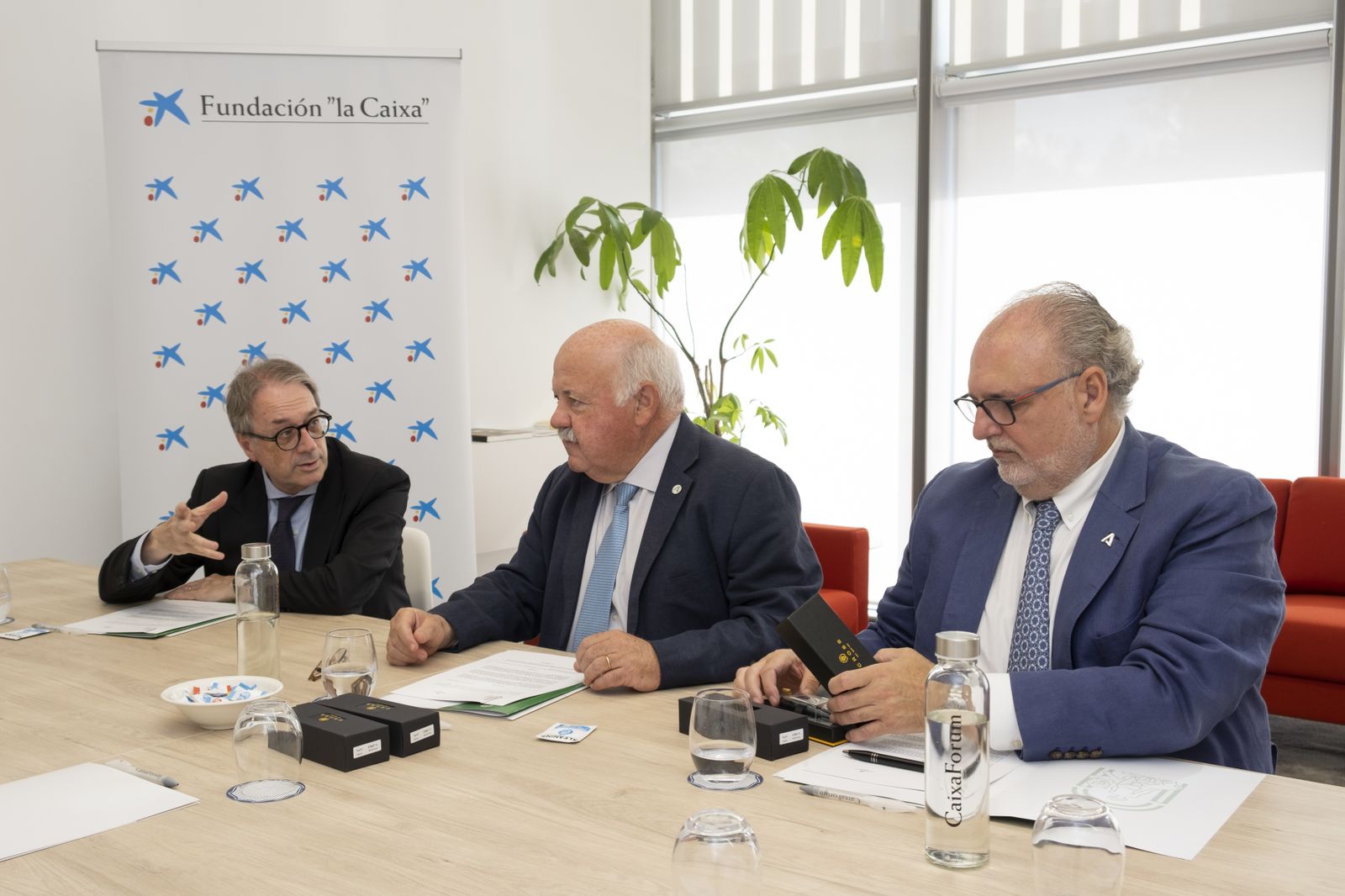 Marc Simón, Jesús Aguirre y Miguel Ángel Guzmán, durante la firma del programa.