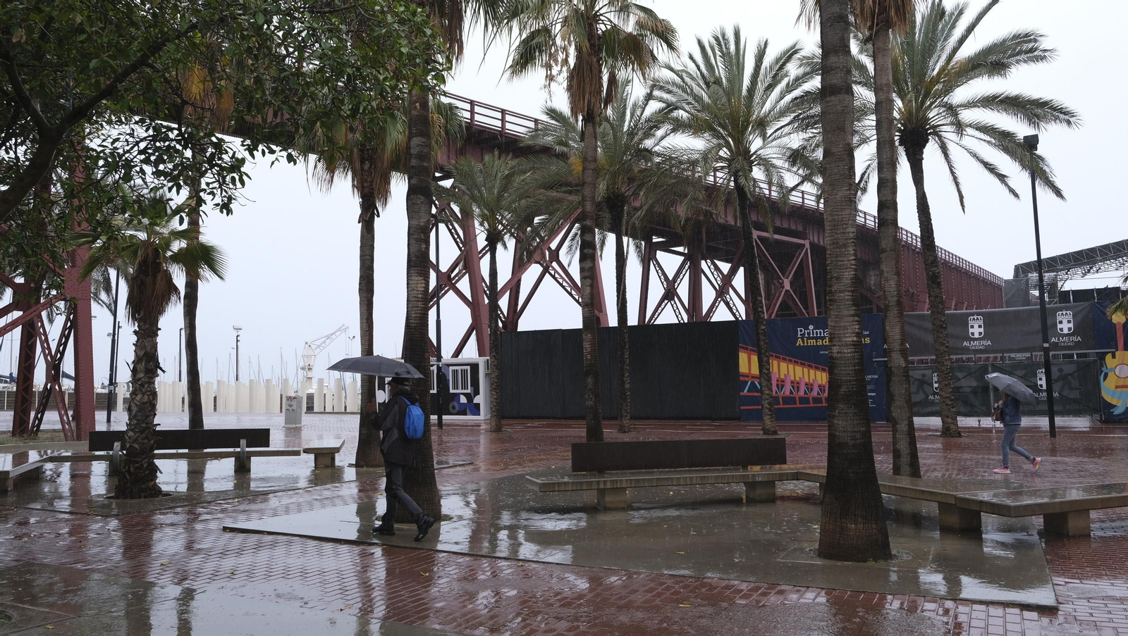 Los almerienses expresan su alegría por la lluvia