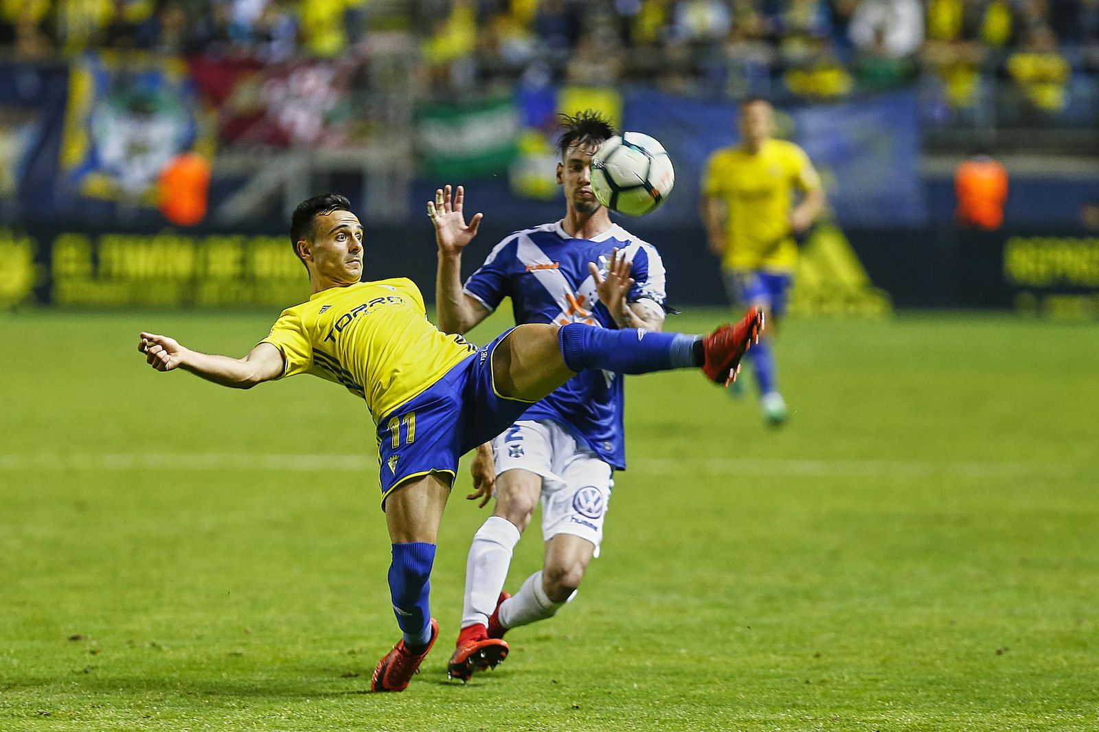Álvaro García intenta llevarse el esférico en el último Cádiz-Tenerife.
