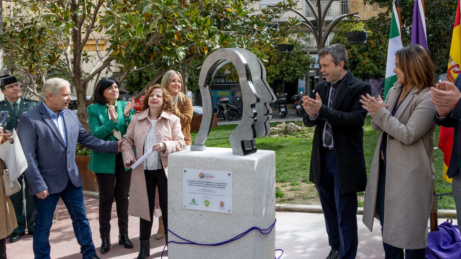 Jaén rinde homenaje a la salud mental con una escultura en la Plaza de la Libertad