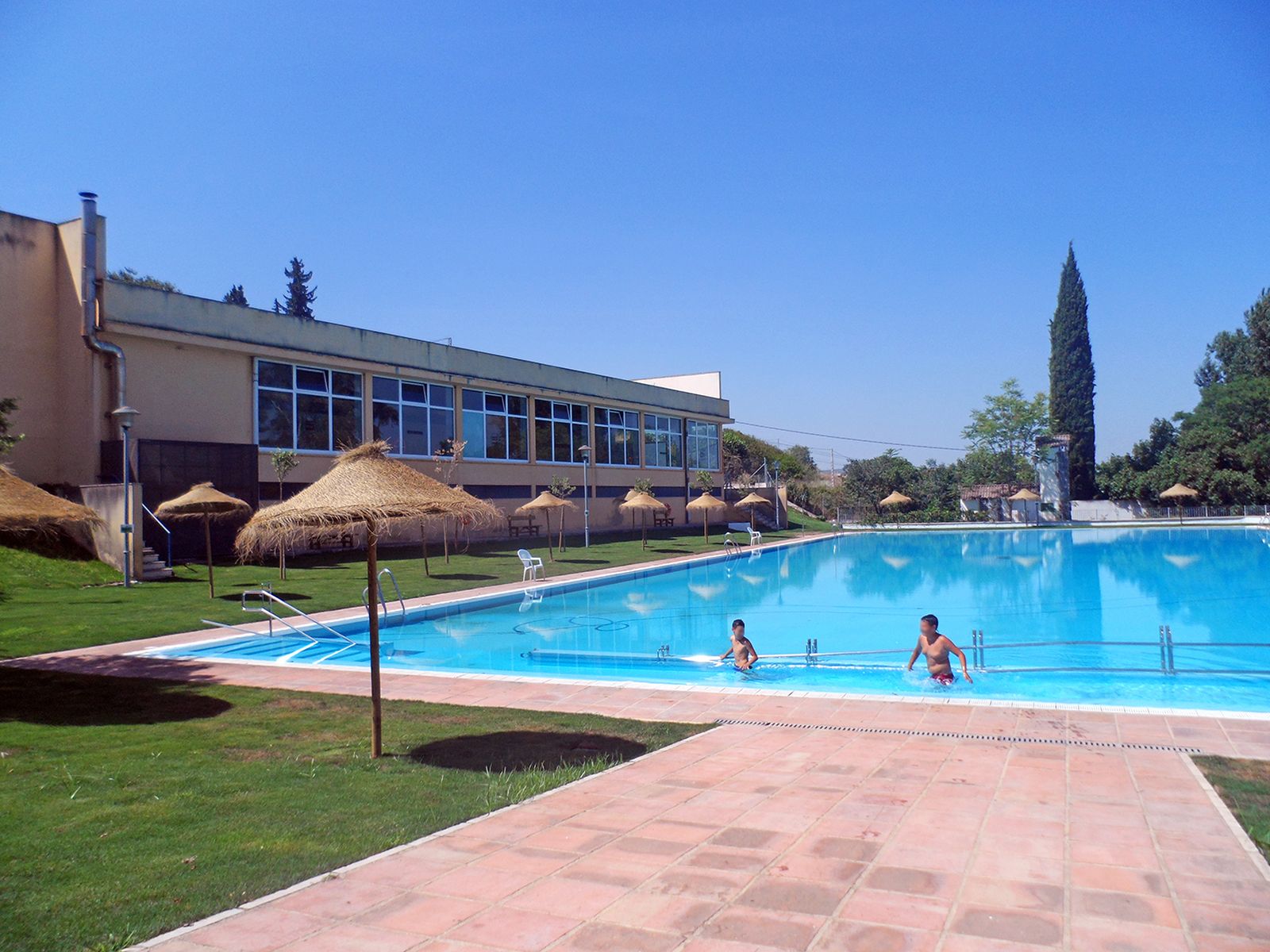 Las piscinas abren con el reto de superar los 41.000 usos de 2016