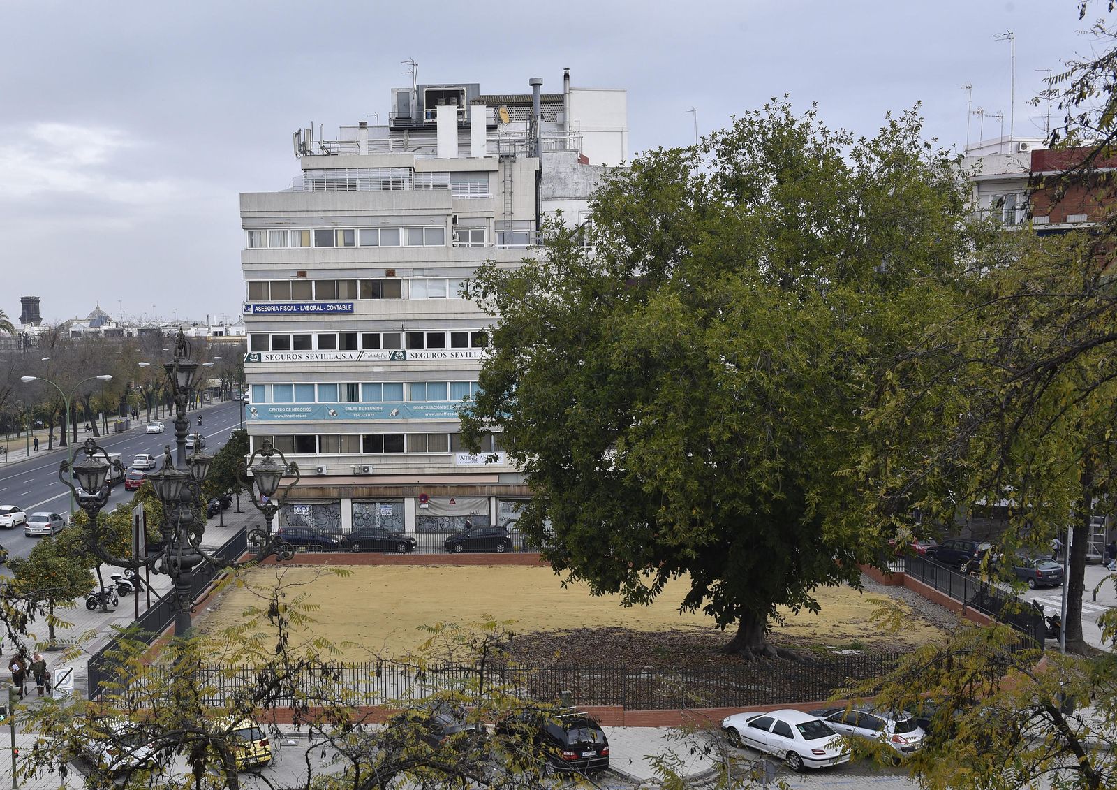 El edificio central del antiguo Hospital Militar, abandonado desde hace ya casi 20 años, con el cartel que en 2006 se colocó para anunciar obras de reforma.