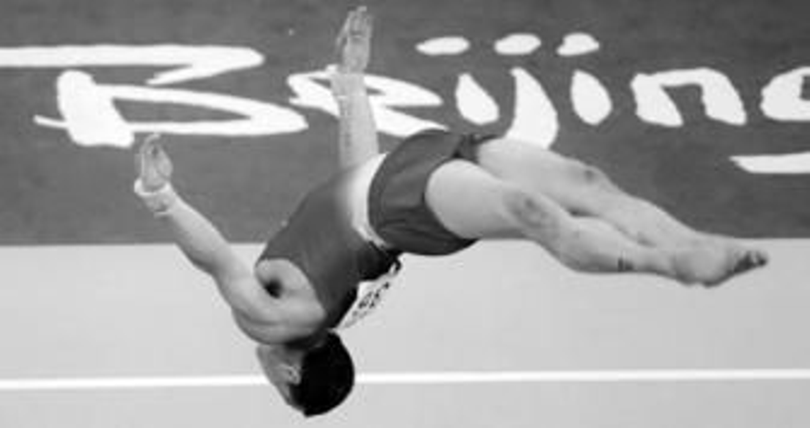 El gimnasta español Gervasio Deferr, en pleno ejercicio de suelo en la final olímpica.