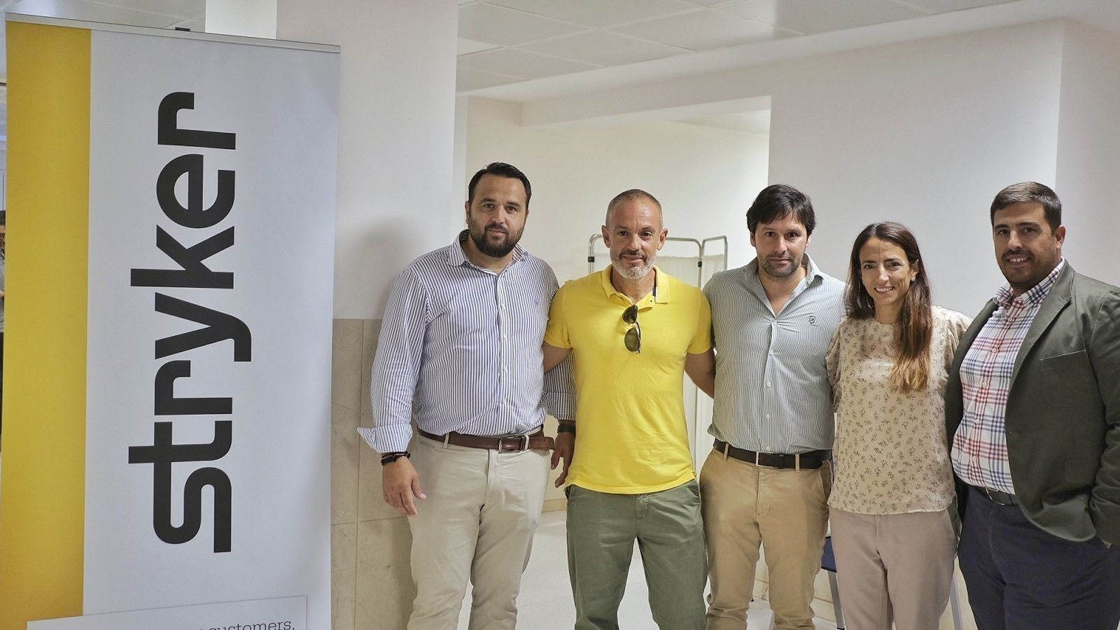 Varios de los representantes de la empresa Stryker, organizadores del evento
