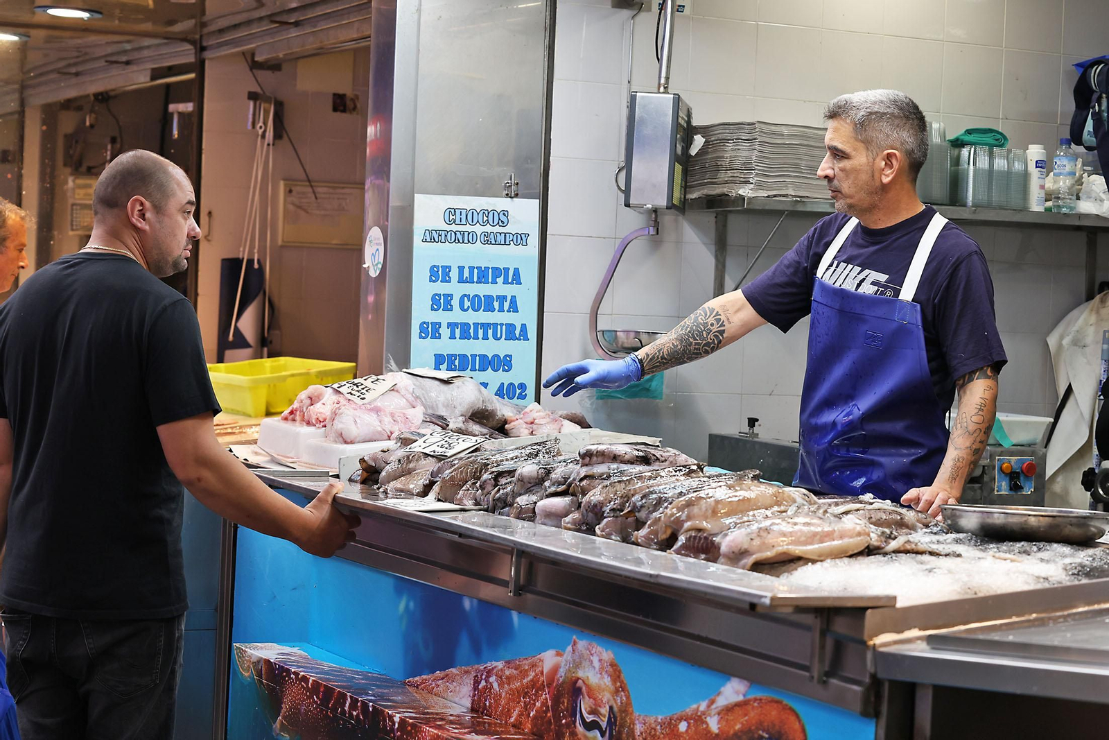 Imágenes de las compras en el entorno del Mercado del Carmen en la mañana de sábado