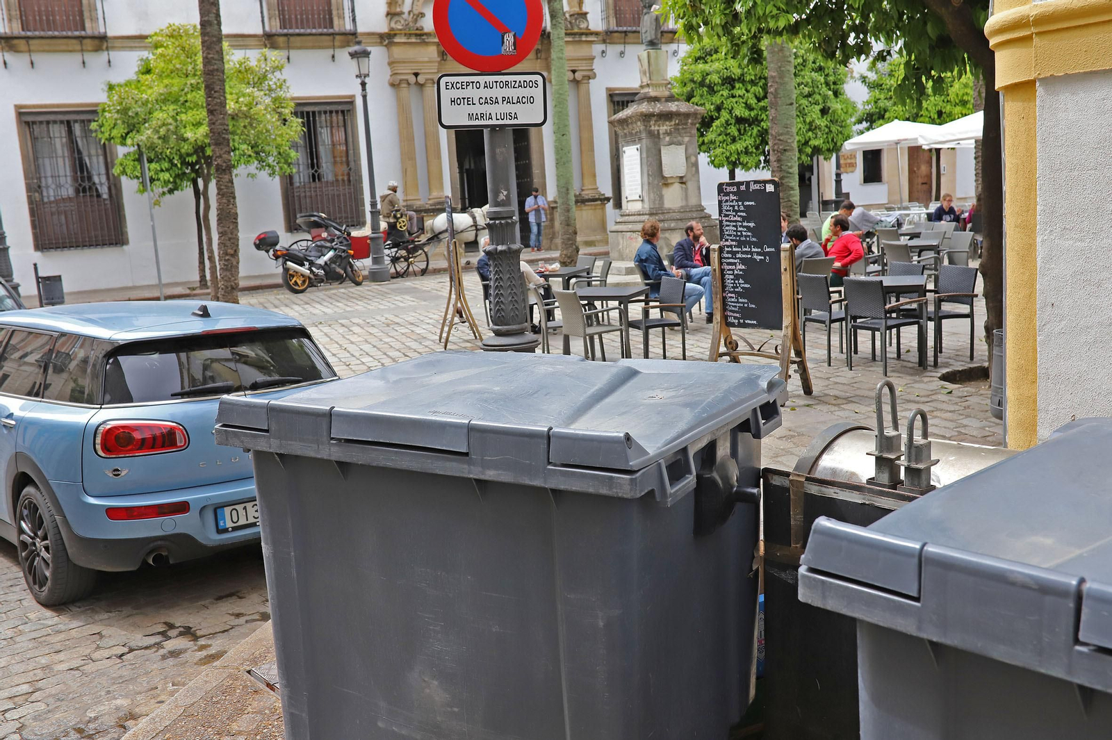 Imagen captada ayer de unos contenedores de basuras ante una terraza.