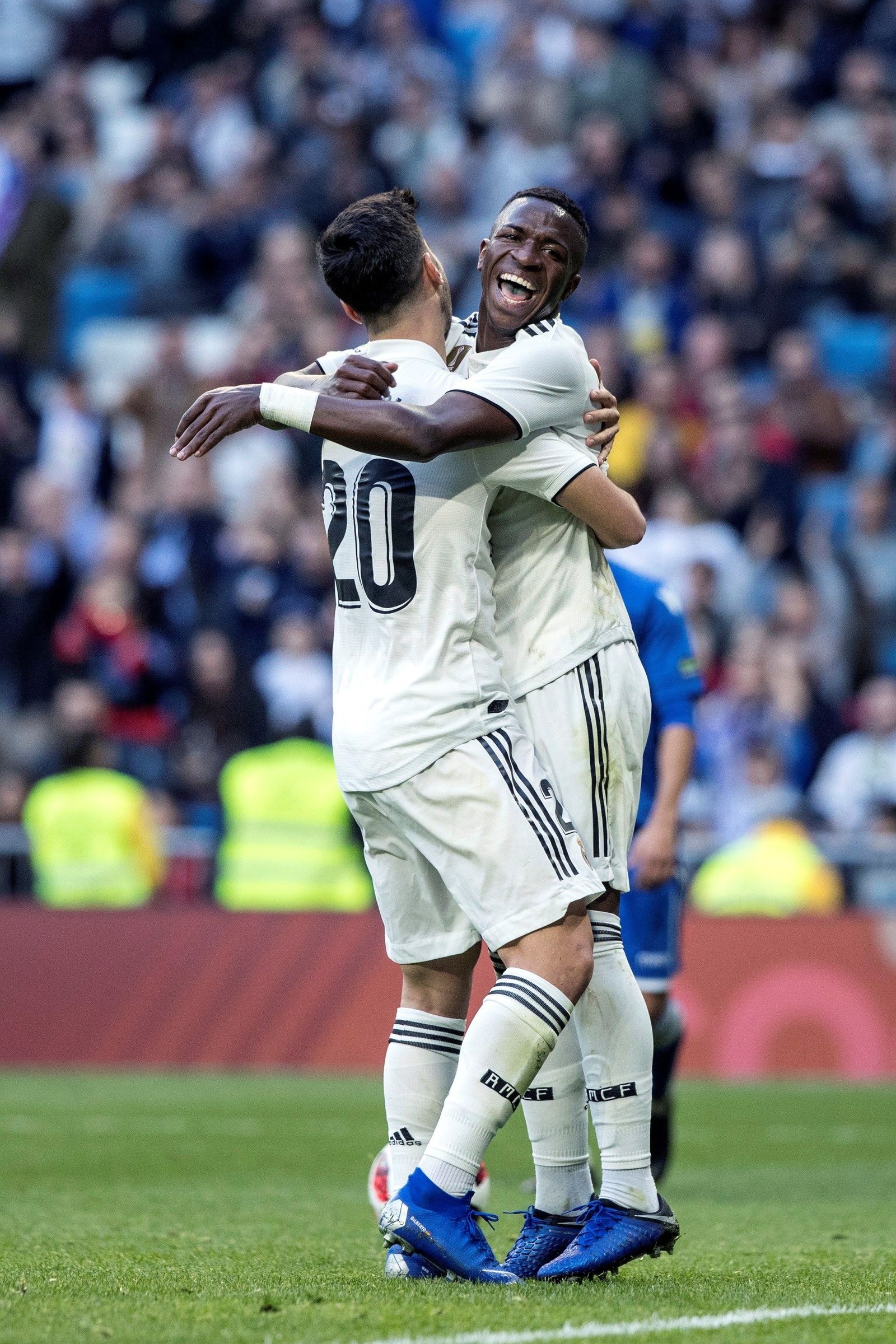 Asensio y Vinícius celebran el tanto del balear a pase del brasileño.