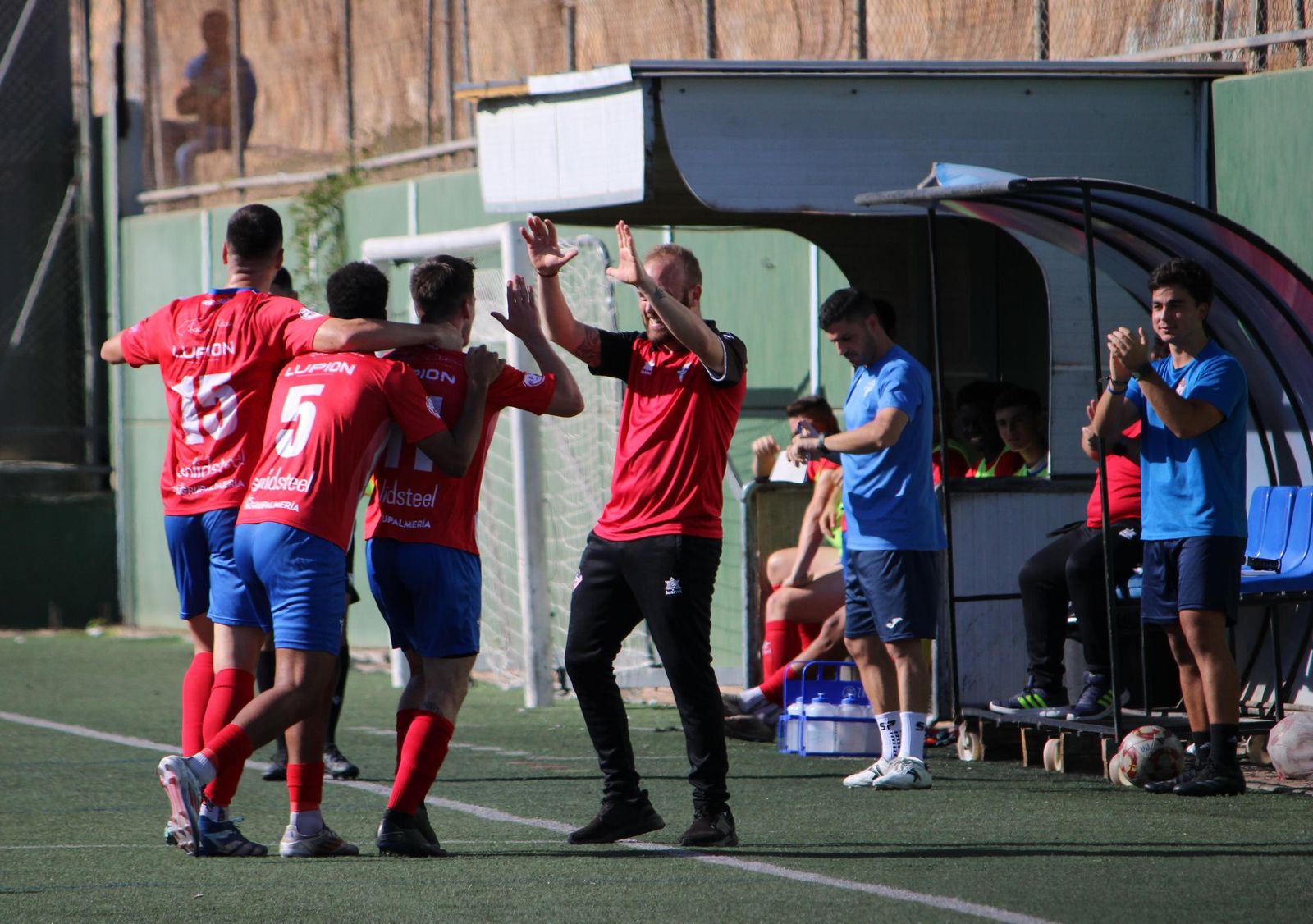 Los jugadores del conjunto almeriense celebran un gol con su nuevo primer entrenador durante un encuentro de esta temporada.