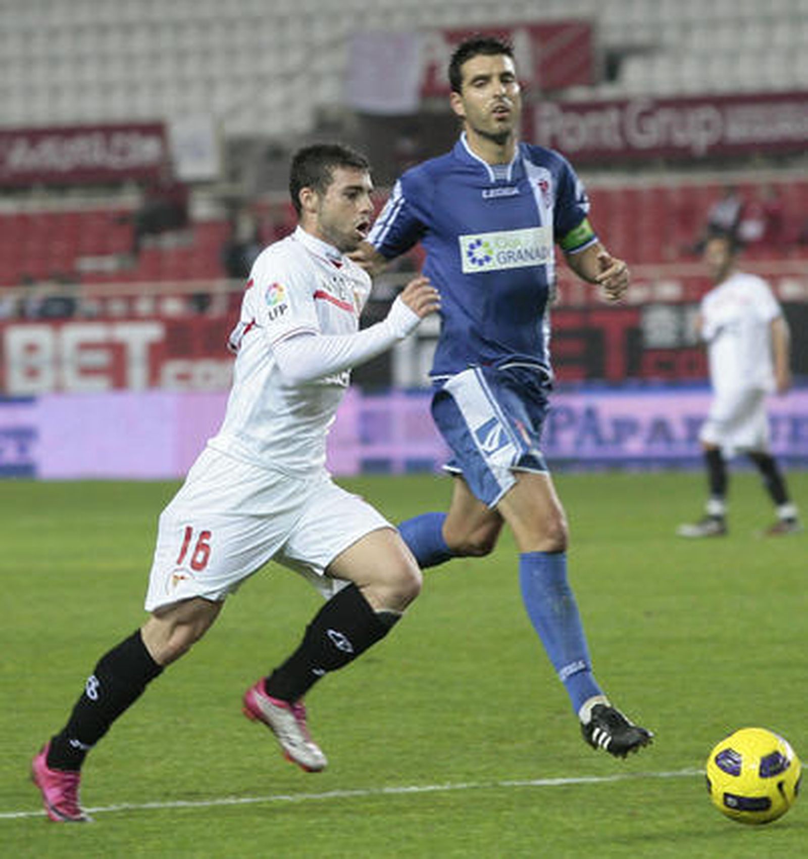 El Sevilla empata (1-1) frente a un digno Granada, que se llevó el III Trofeo Antonio Puerta en los penaltis ante un escaso público.

Foto: Juan Carlos Muñoz