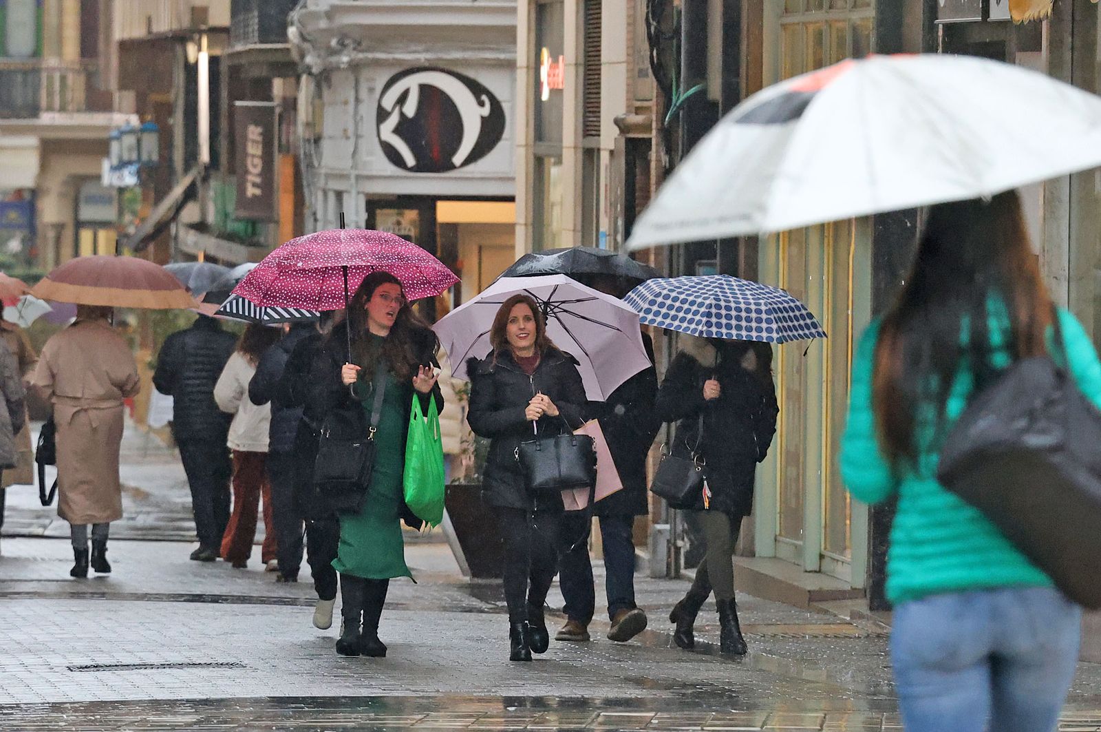 Imágenes de una mañana lluviosa en la capital