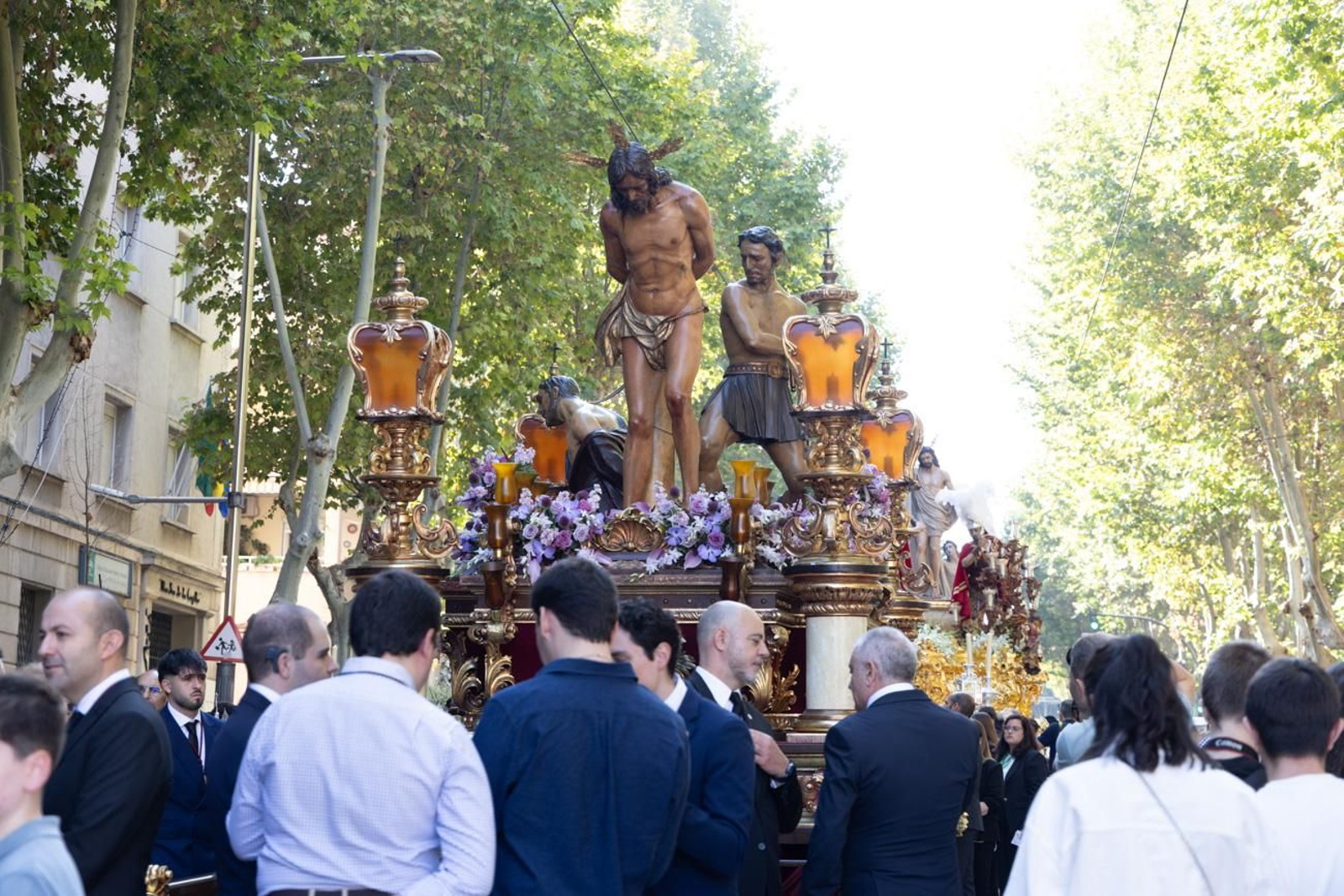 Un Jaén repleto de fieles acompañan los traslados de las veinte imágenes de la Magna (I)