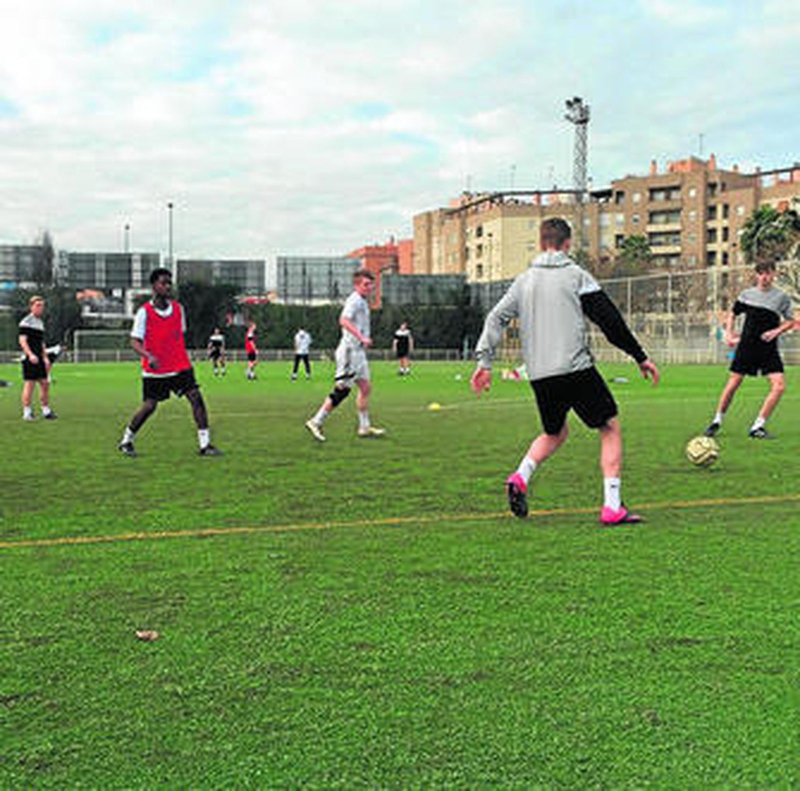 Juveniles del Dag-Red londinense se entrenan en las instalaciones del Club de Fútbol Calavera.
