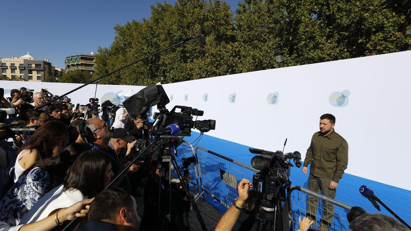 El presidente de Ucrania, Volodimir Zelenski, atendiendo a la prensa durante la Cumbre Europea de Granada en 2023