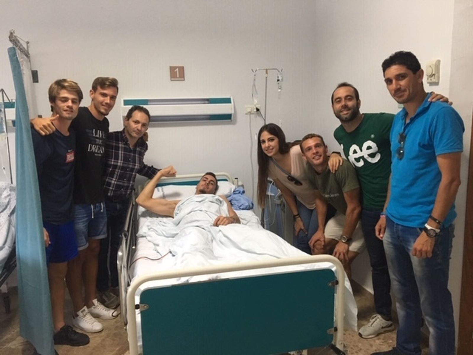 Miguel García recibió por la tarde la visita de compañeros y su entrenador.