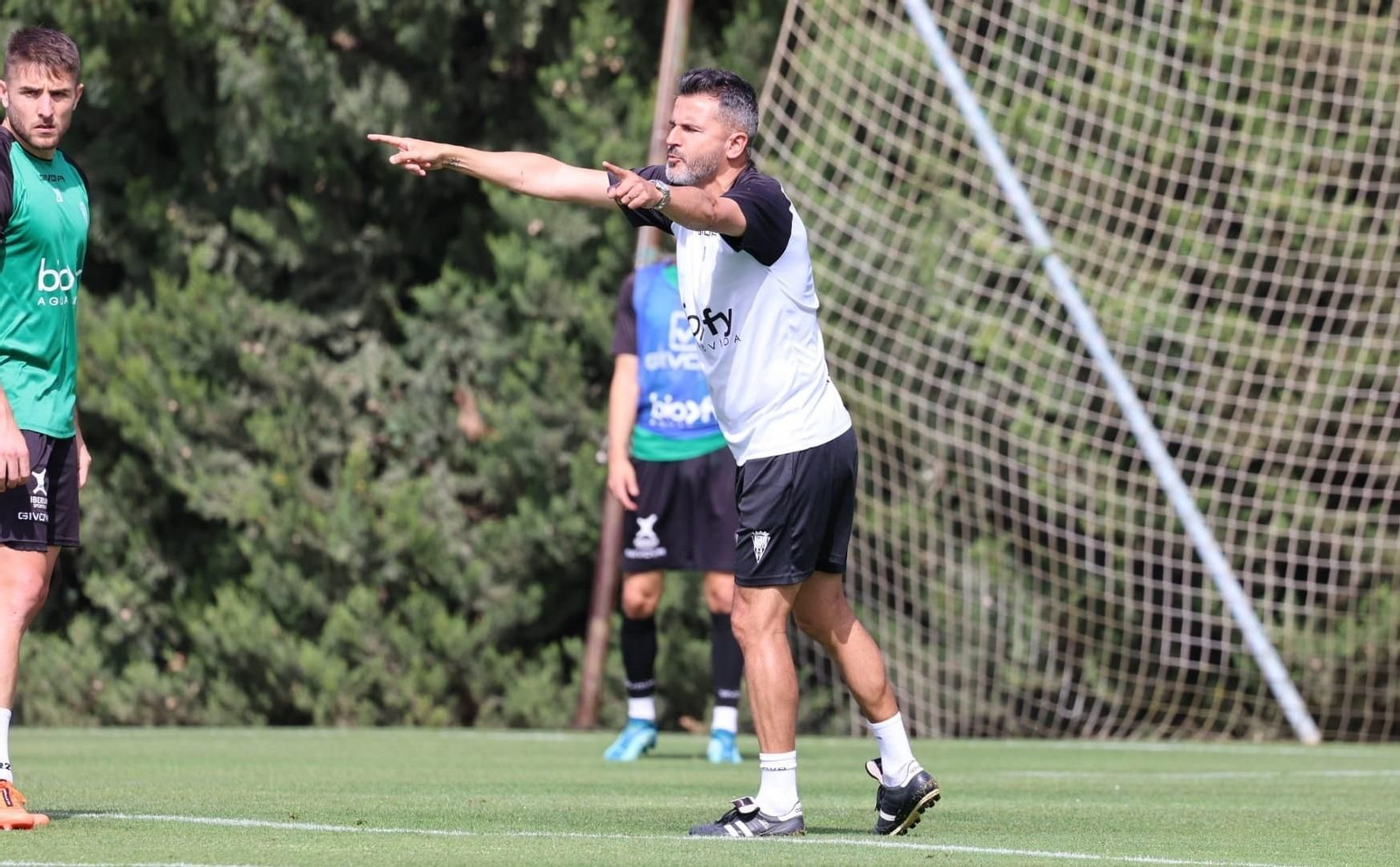 Iván Ania da órdenes durante una sesión en Montecastillo.