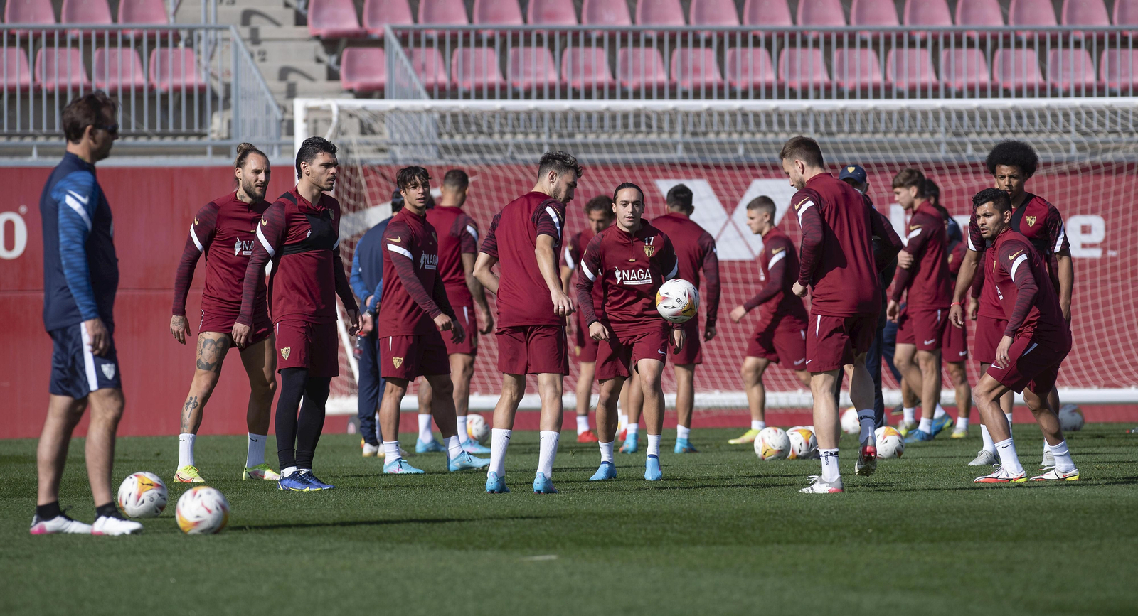 Lopetegui observa un rondo con Koundé y Tecatito, opciones para el lateral derecho.