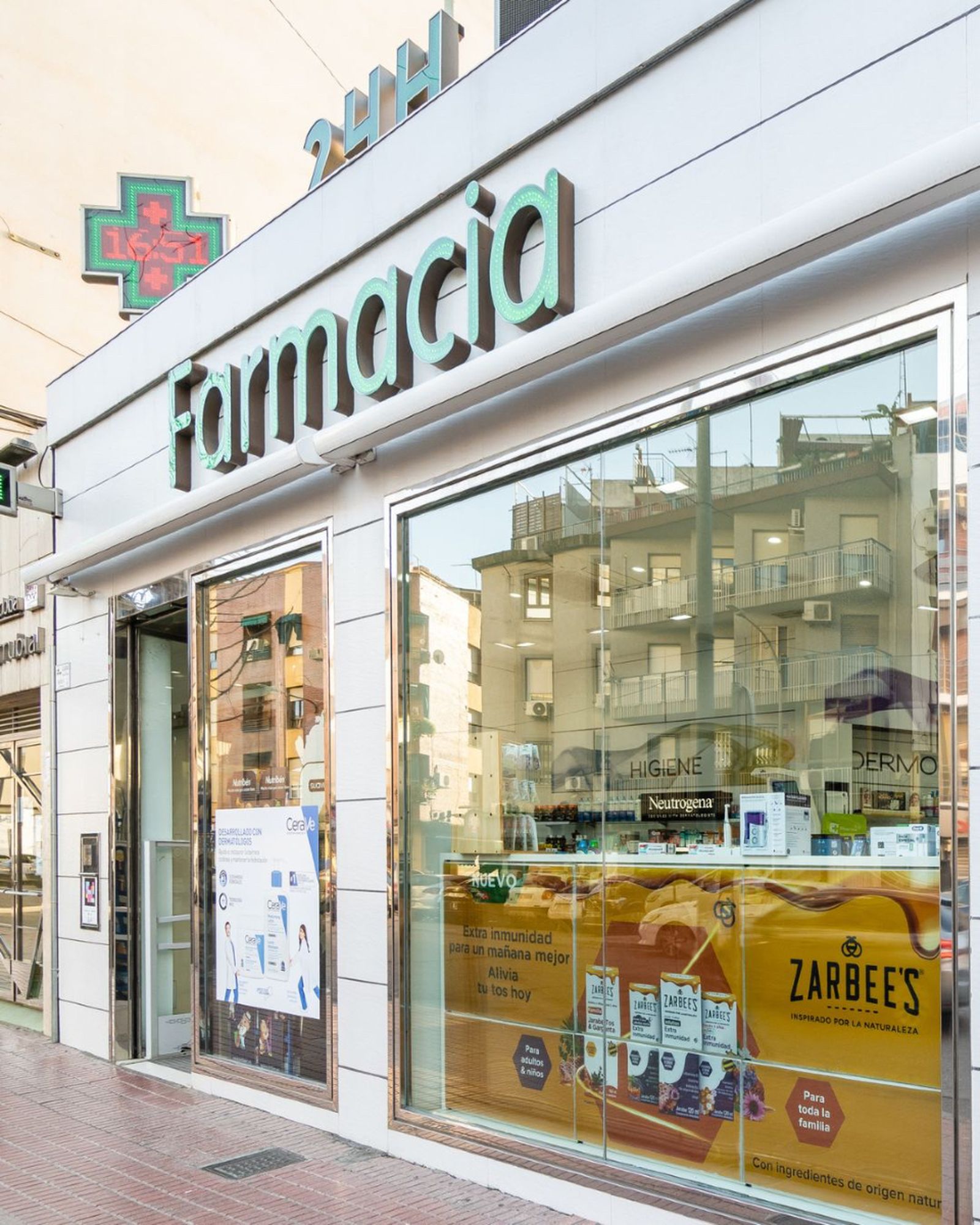 Fachada de farmacia 24 horas