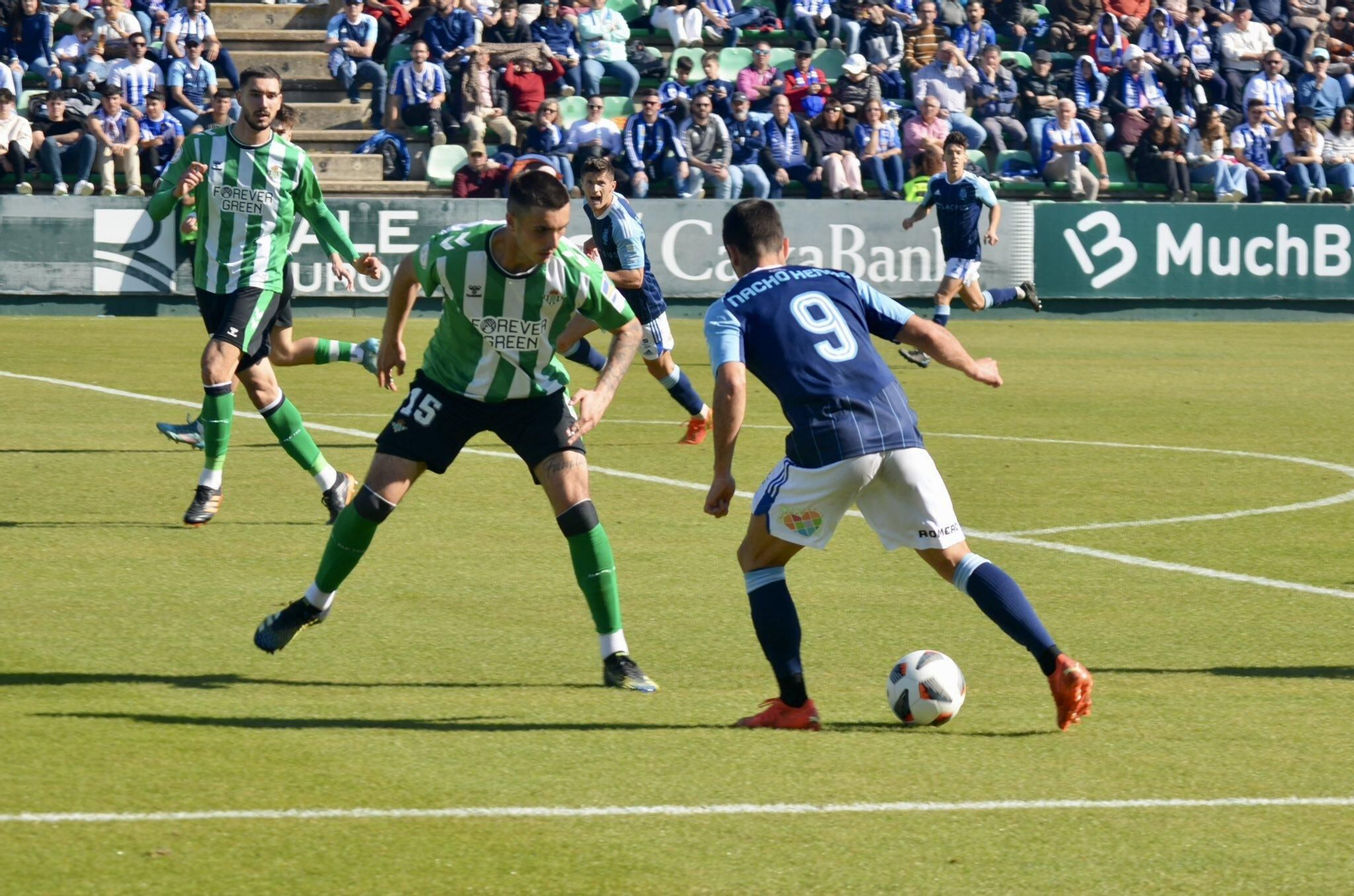 Nacho Heras trata de regatear a un defensa rival en el último encuentro del Recre ante el Betis Deportivo.