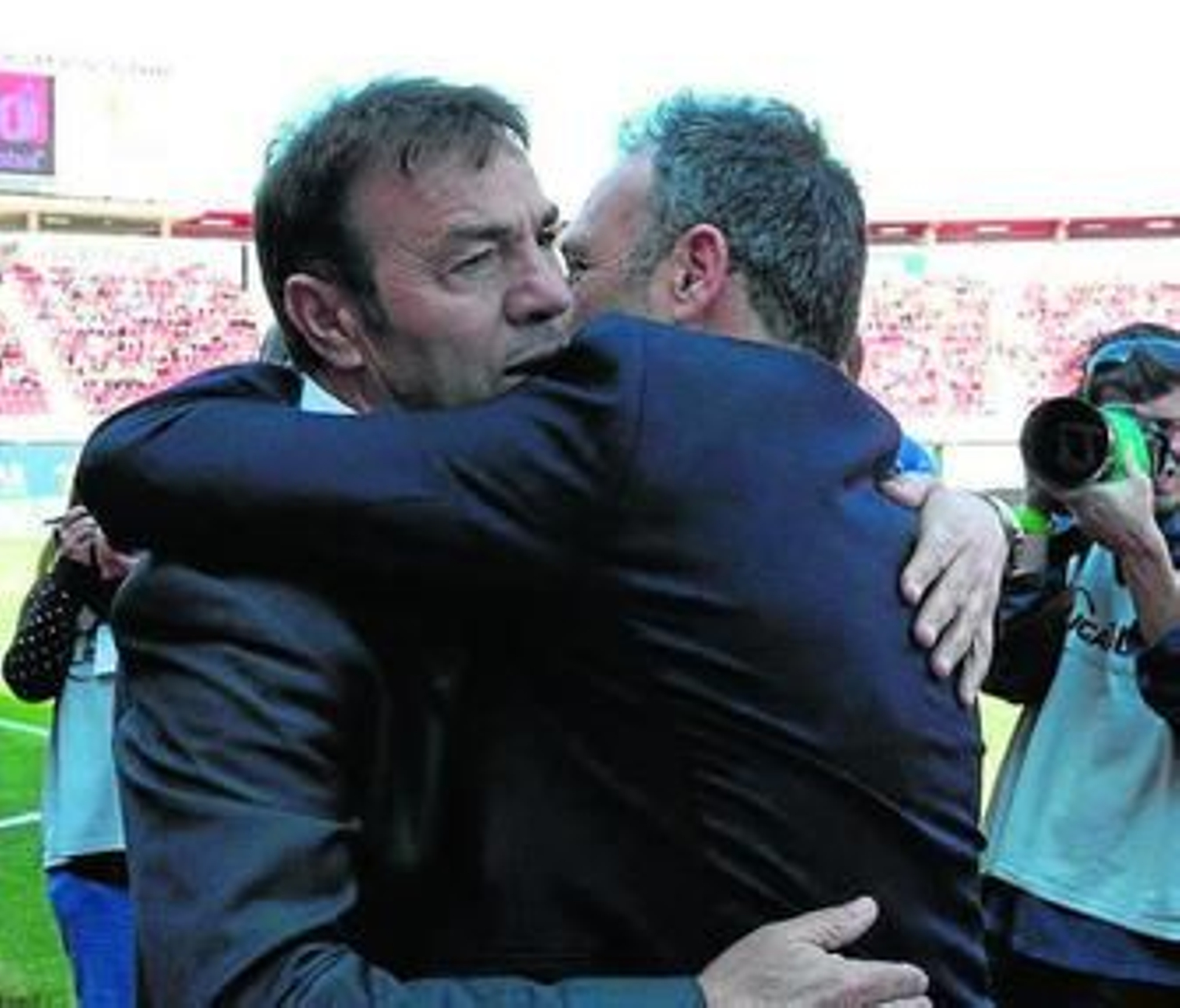 Abel Resino y Joaquín Caparrós se saludaron con un abrazo.