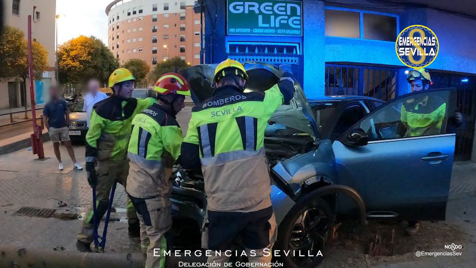 Los Bomberos intervienen en el vehículo siniestrado.