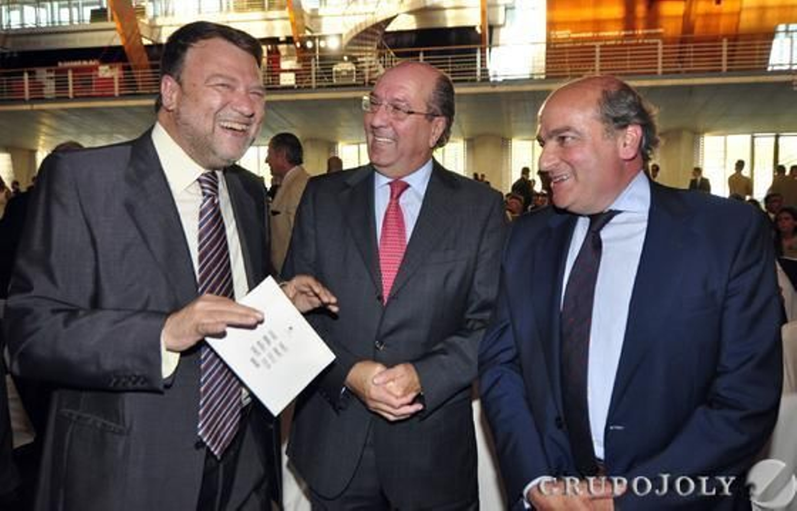 Alfredo Sánchez Monteseirín con Juan Reguera, director ejecutivo de La Caixa en Andalucía, y Luis Miguel Martín Rubio. directivo de Ernst & Young.

Foto: Foto: Antonio Pizarro/Juan Carlos Vázquez/Victoria Hidalgo/ Manuel Gómez