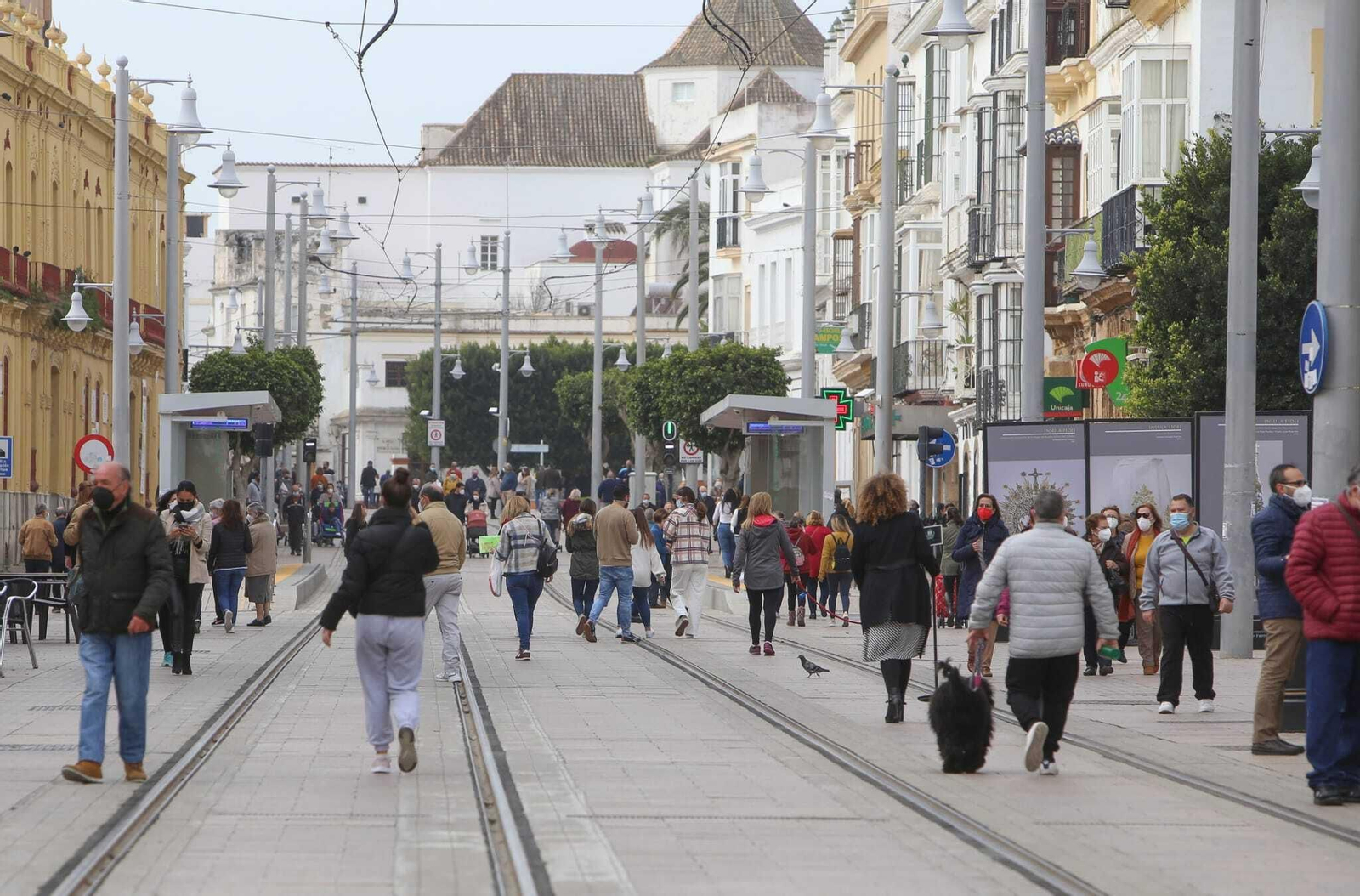 Ciudadanos por la calle Real de San Fernando.