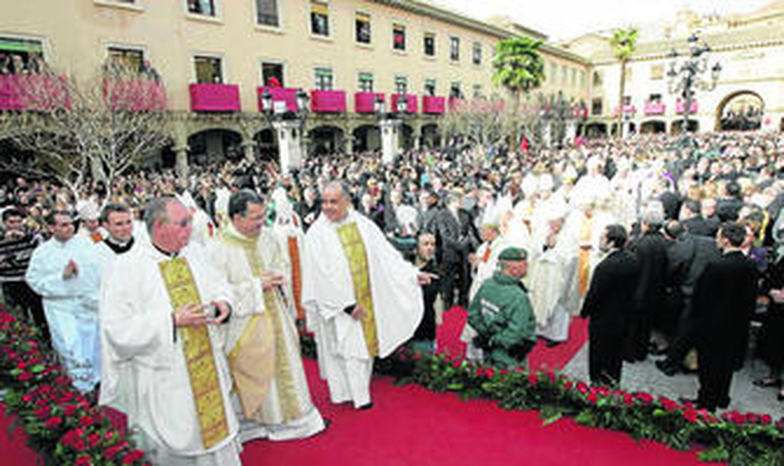La comitiva llega a la Plaza de las Palomas de Guadix, abarrotada de público.
