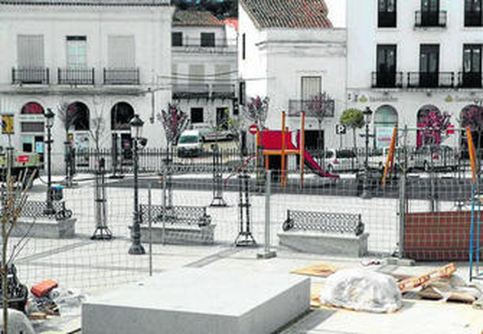 En primer término la piedra sobre la que se colocará la escultura de José Antonio Márquez.