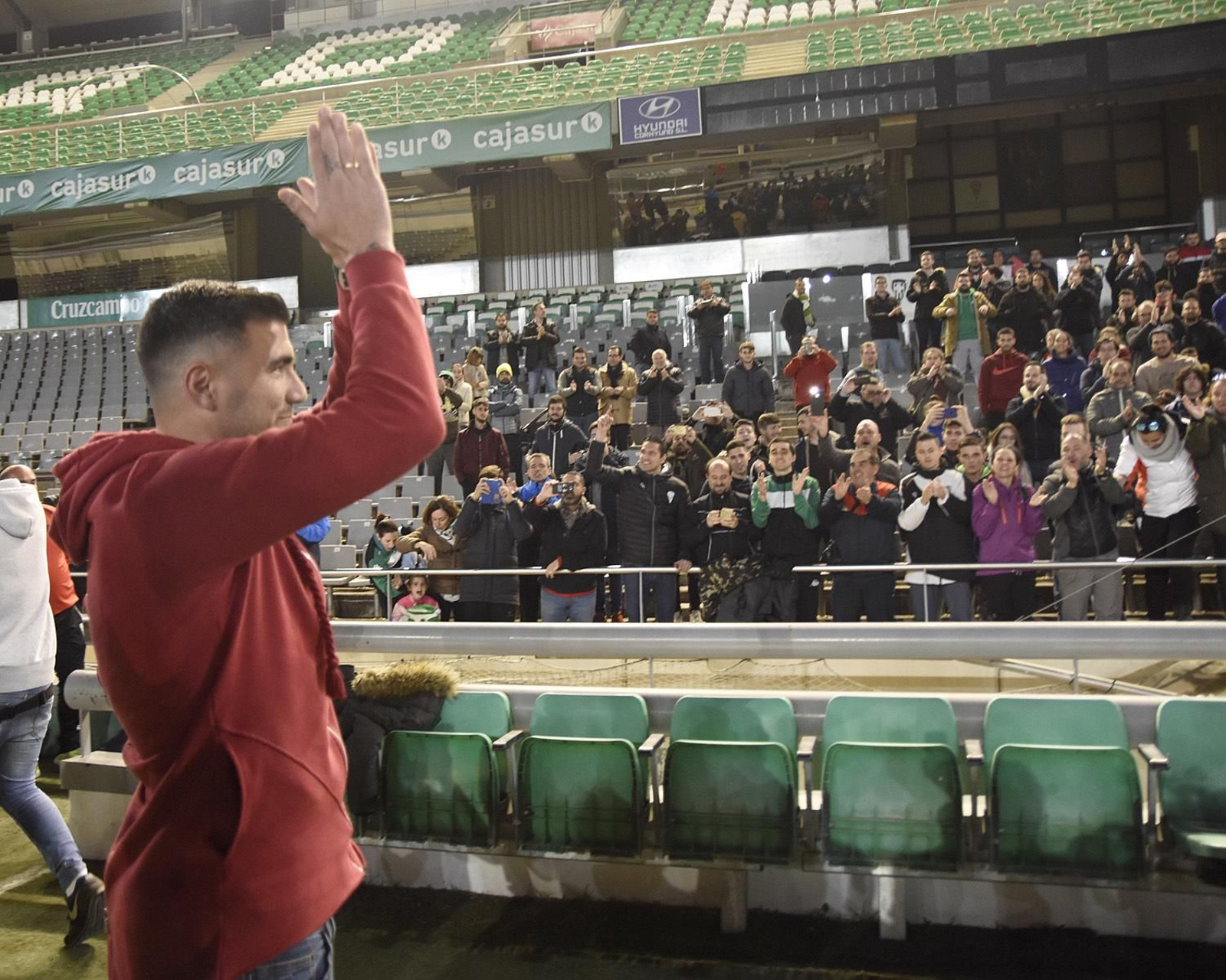 Reyes aplaude a la afición cordobesista.