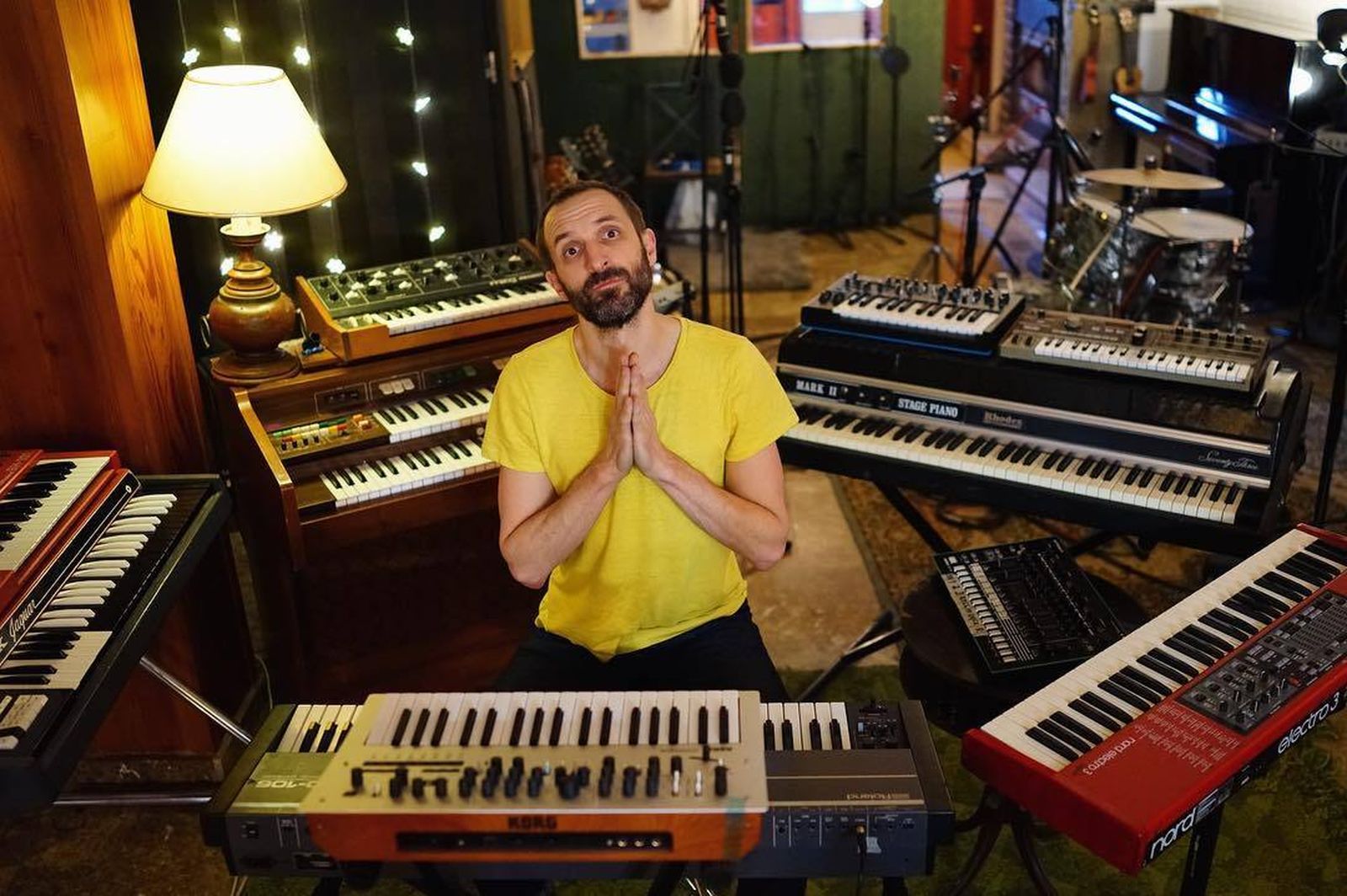 Julián Villagrán en los estudios La Mina durante la grabación del primer EP de Asunción.