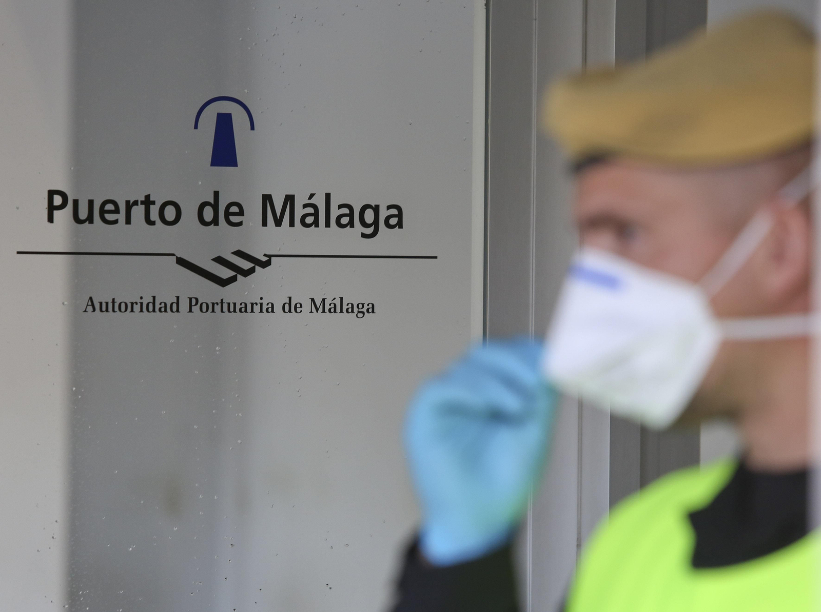 La UME desinfecta en Málaga la estación de autobuses y el puerto, en fotos